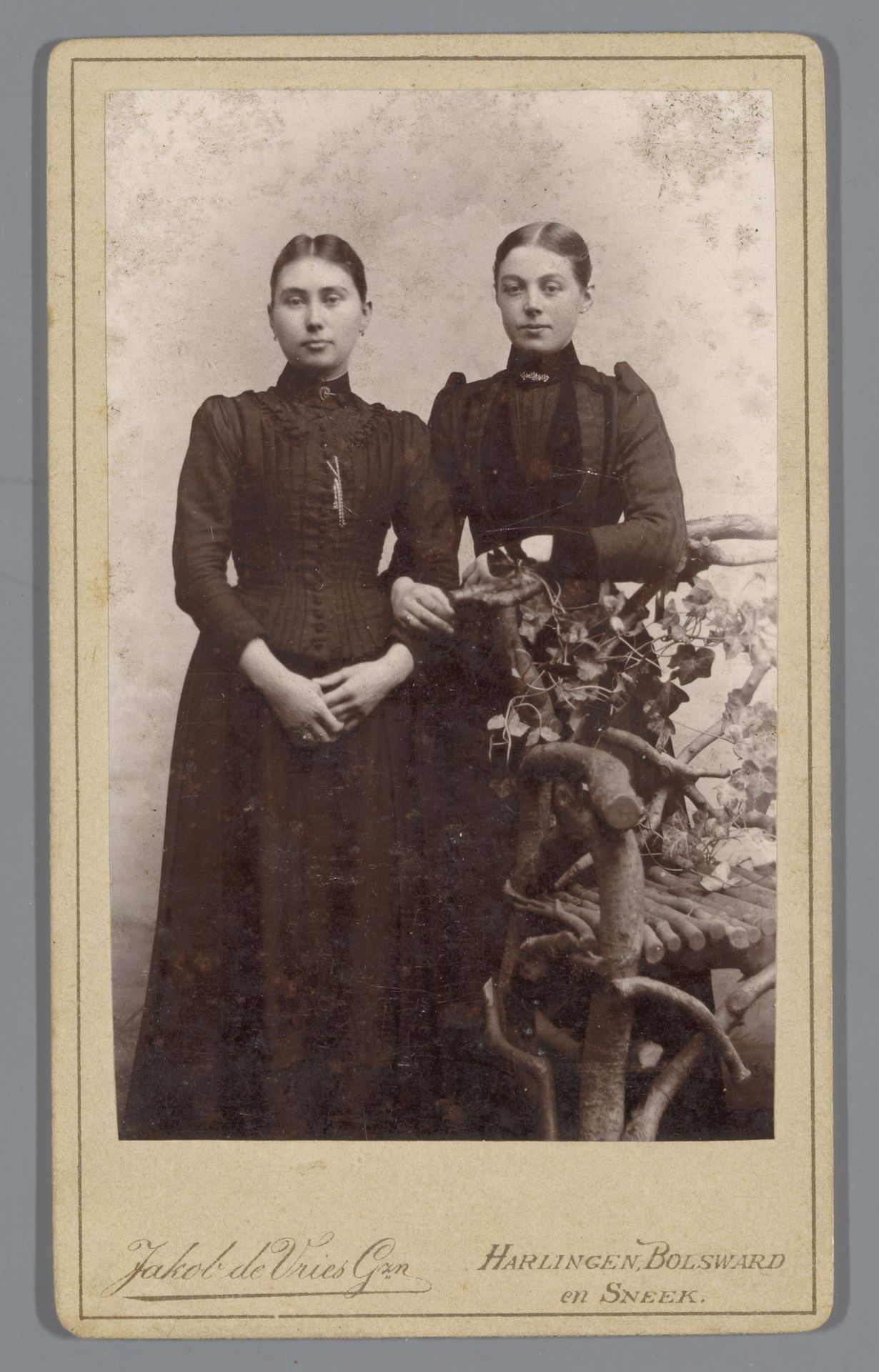 Portret van twee onbekende vrouwen by Jacobus de Vries Gzn.