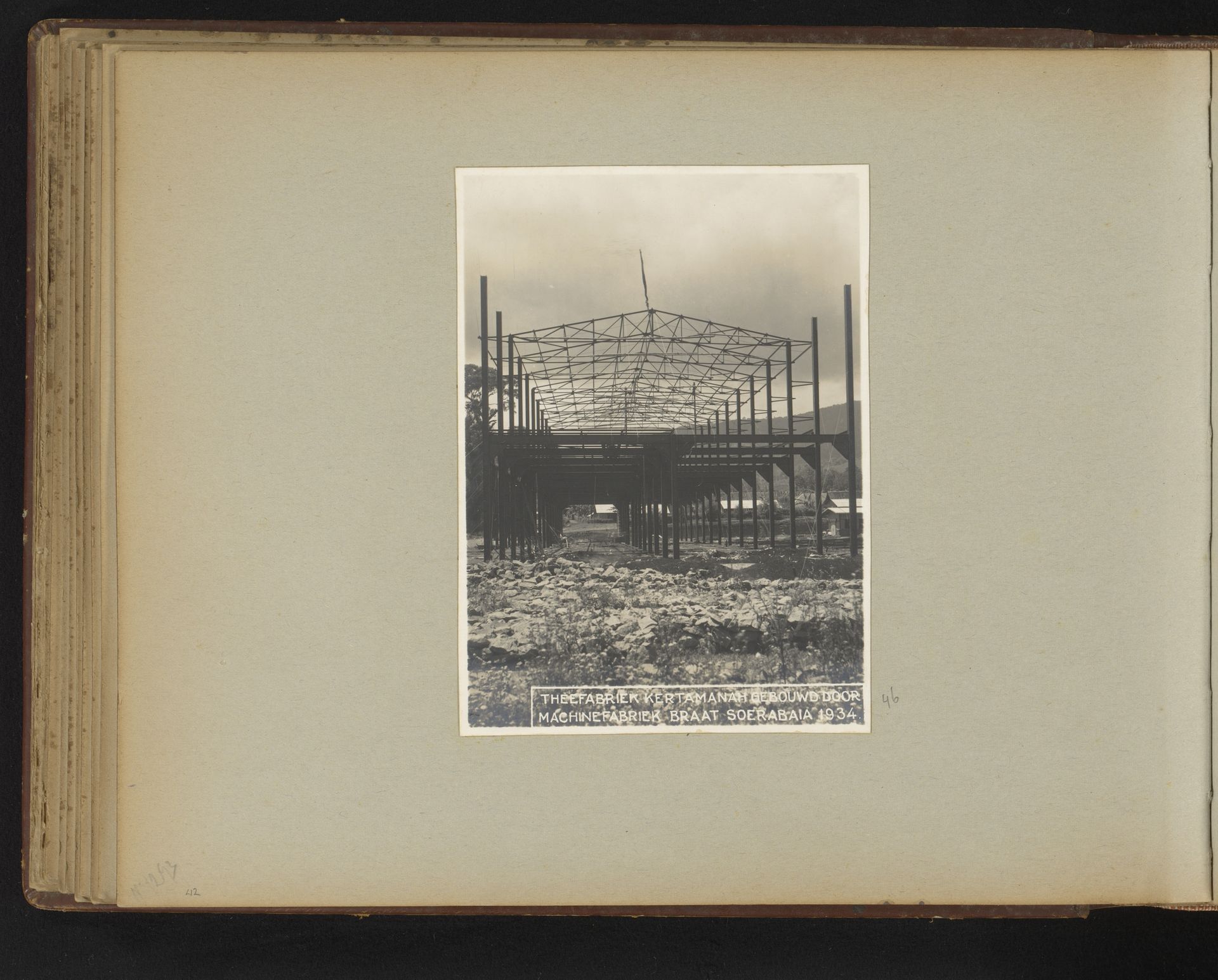 Theefabriek Kertamanah gebouwd door Machinefabriek Braat Soerabaia 1934 by Anonymous