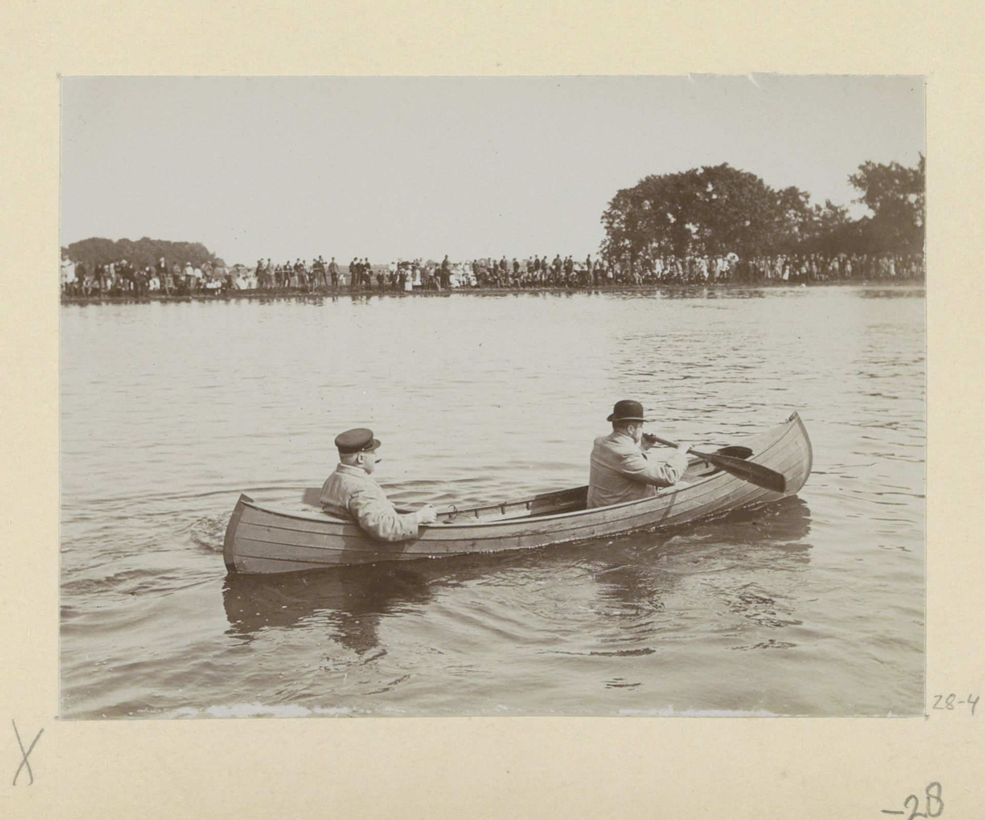 Twee mannen in een kano by Hendrik Herman van den Berg