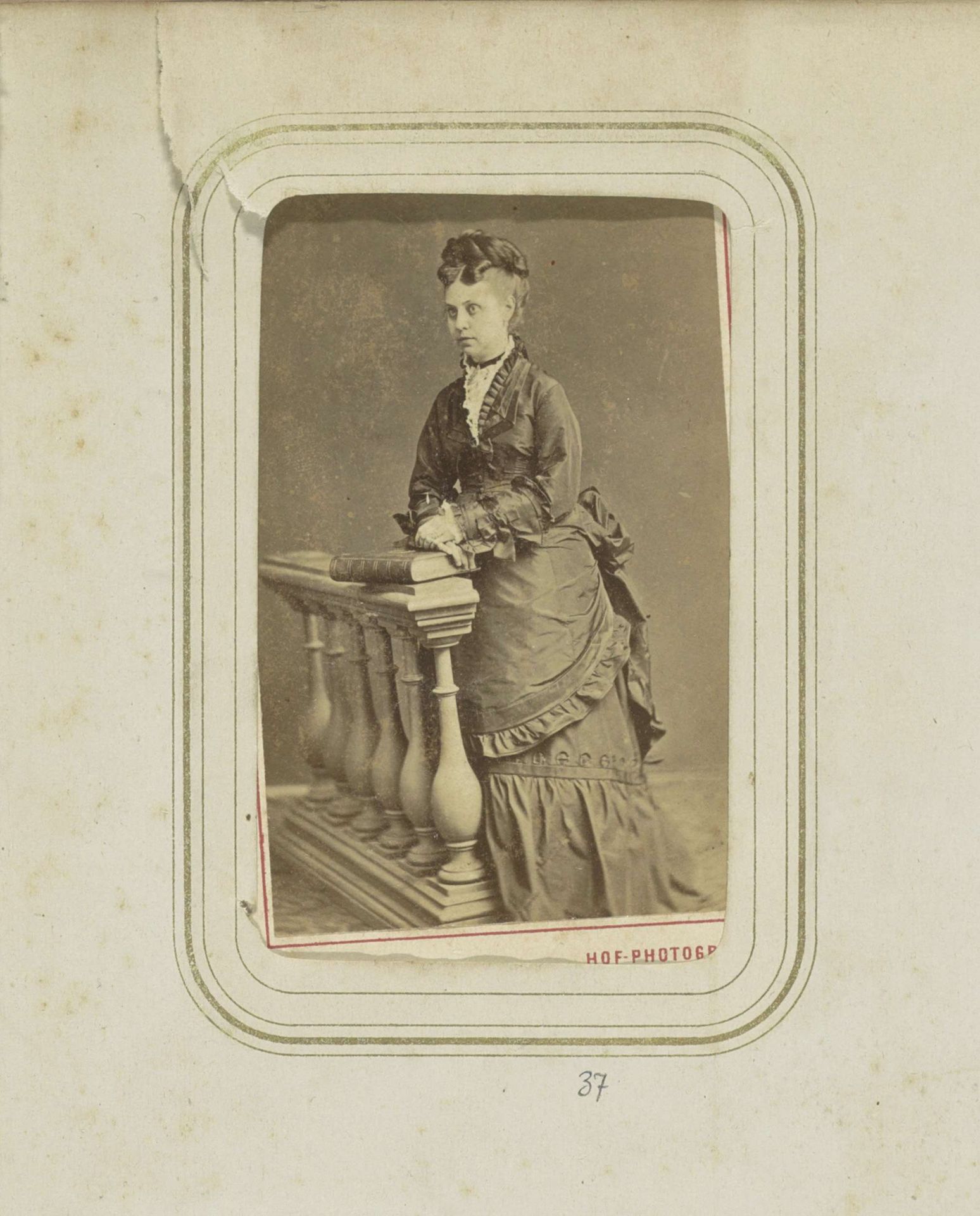 Portret van een vrouw in een jurk met hoofddeksel en een boek by Wilhelm Cronenberg