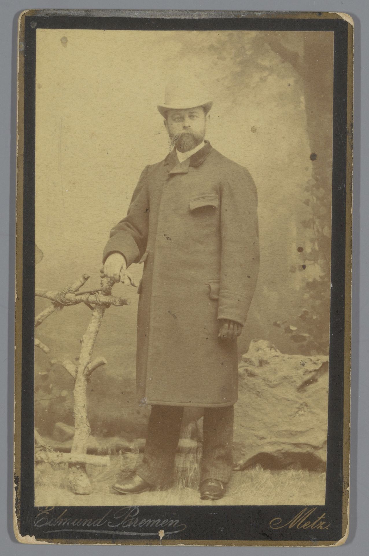 Portret van een onbekende man met hoed en lange jas by Edmund Bremen