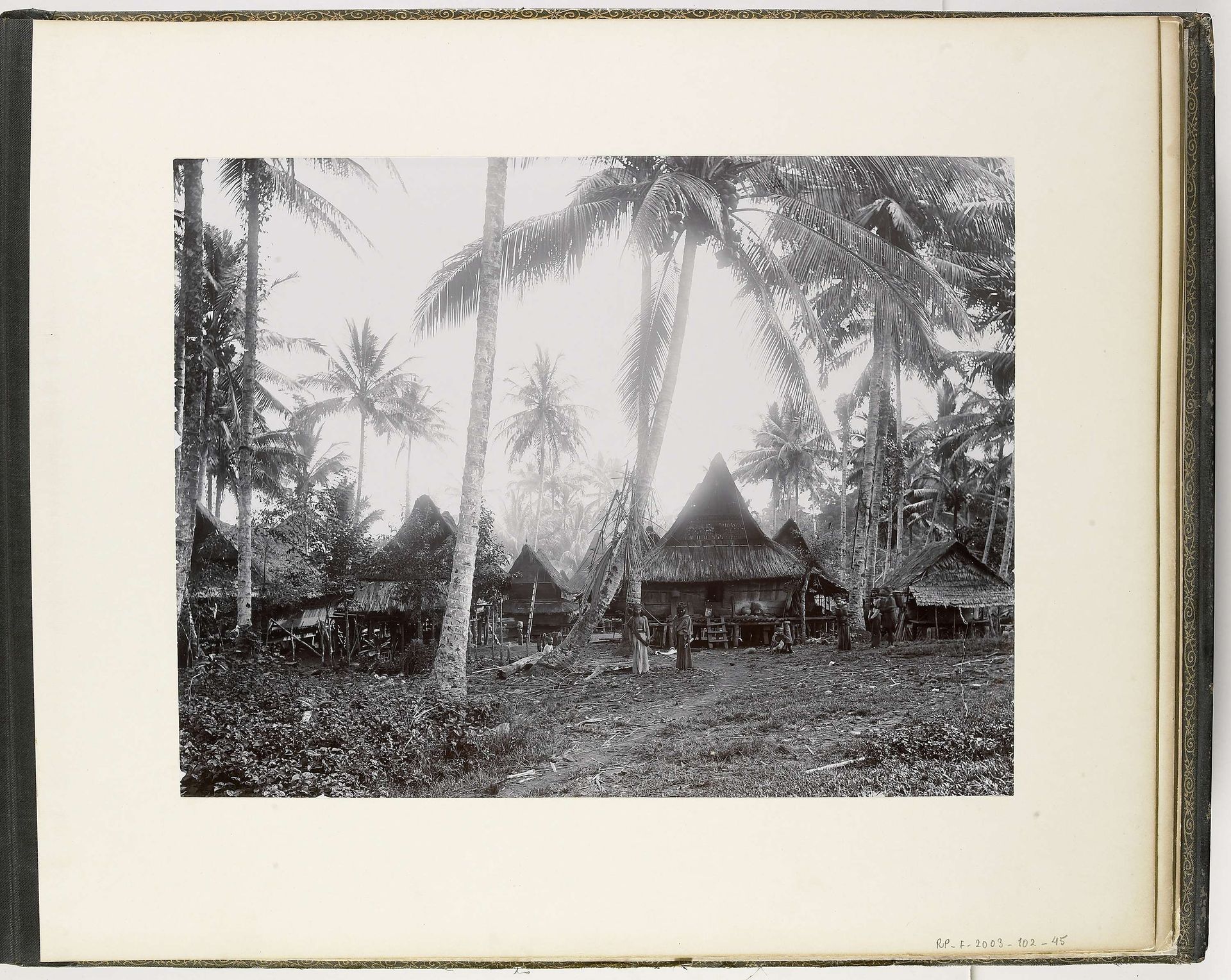 Gezicht op Battak Kampong Poeloe Hawar, Sumatra (Battak Kampong Poeloe Hawar) by Carl J. Kleingrothe