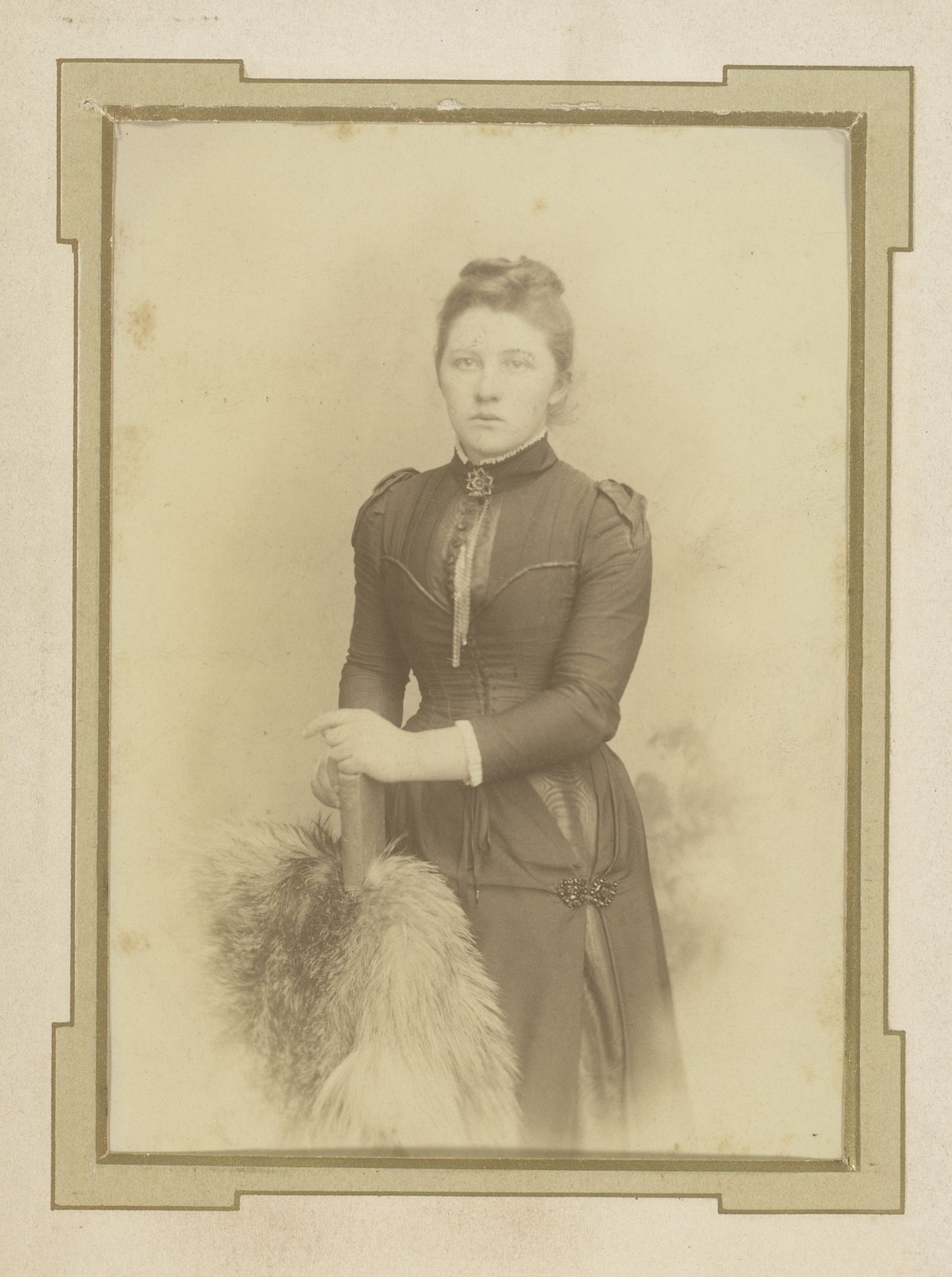 Portret van een vrouw by Leonard C. Rudd