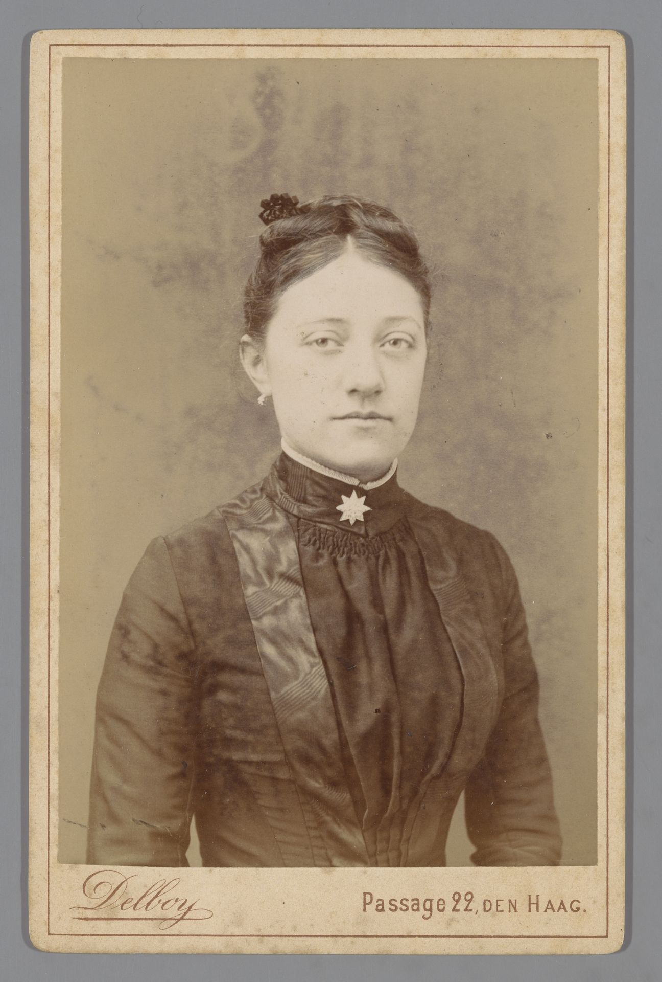 Portret van een onbekende vrouw by Wilhelm Frederick Antonius Delboy