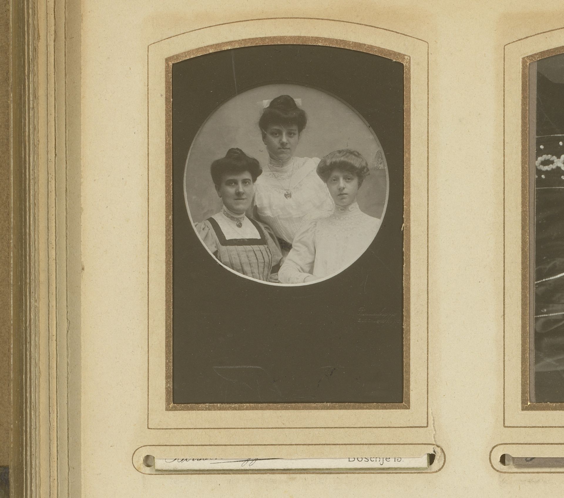 Groepsportret met drie jonge vrouwen by Berssenbrugge & Krol