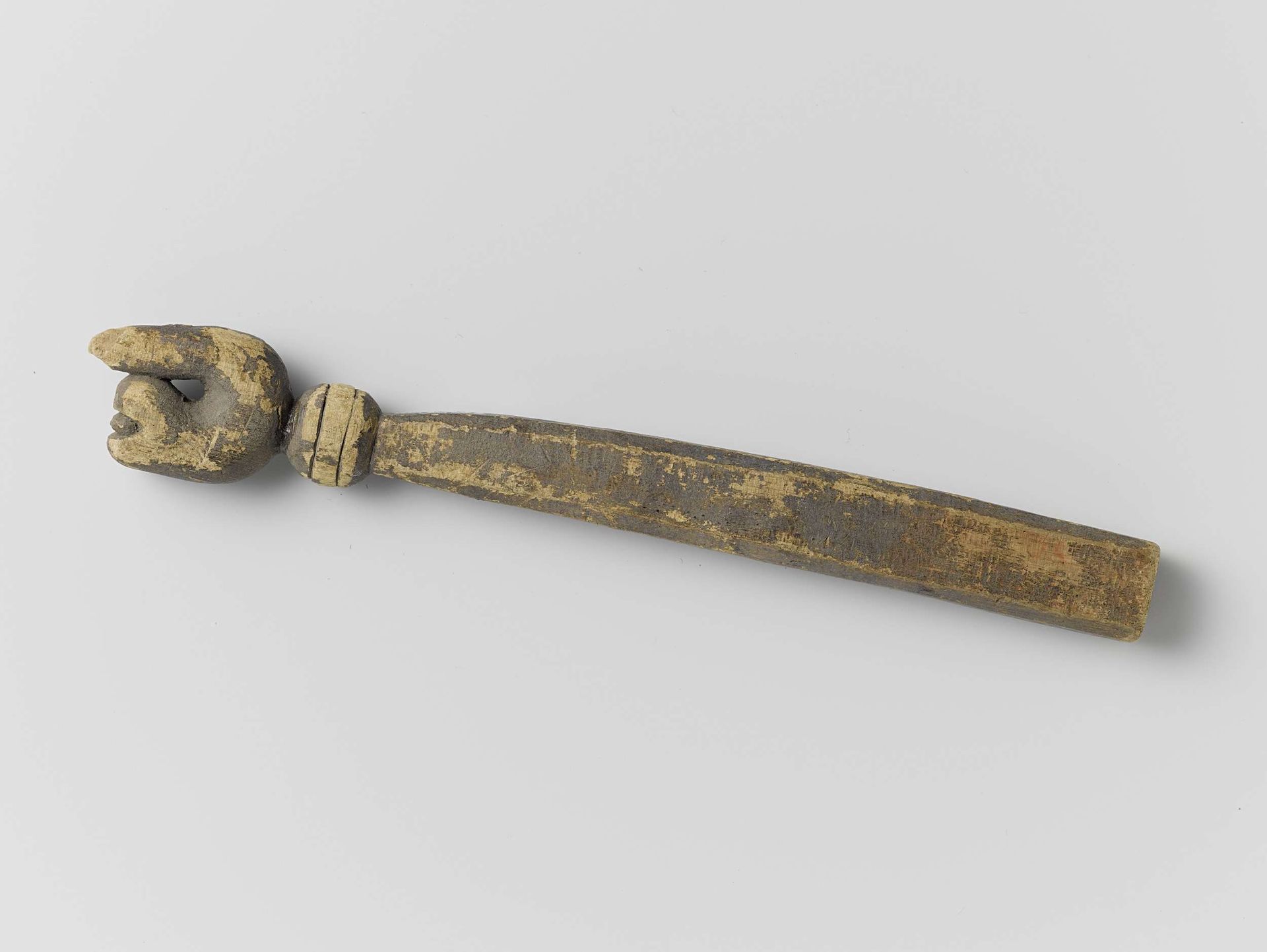 Fragment van hout, langwerpig met ronde ring en knop by Anonymous