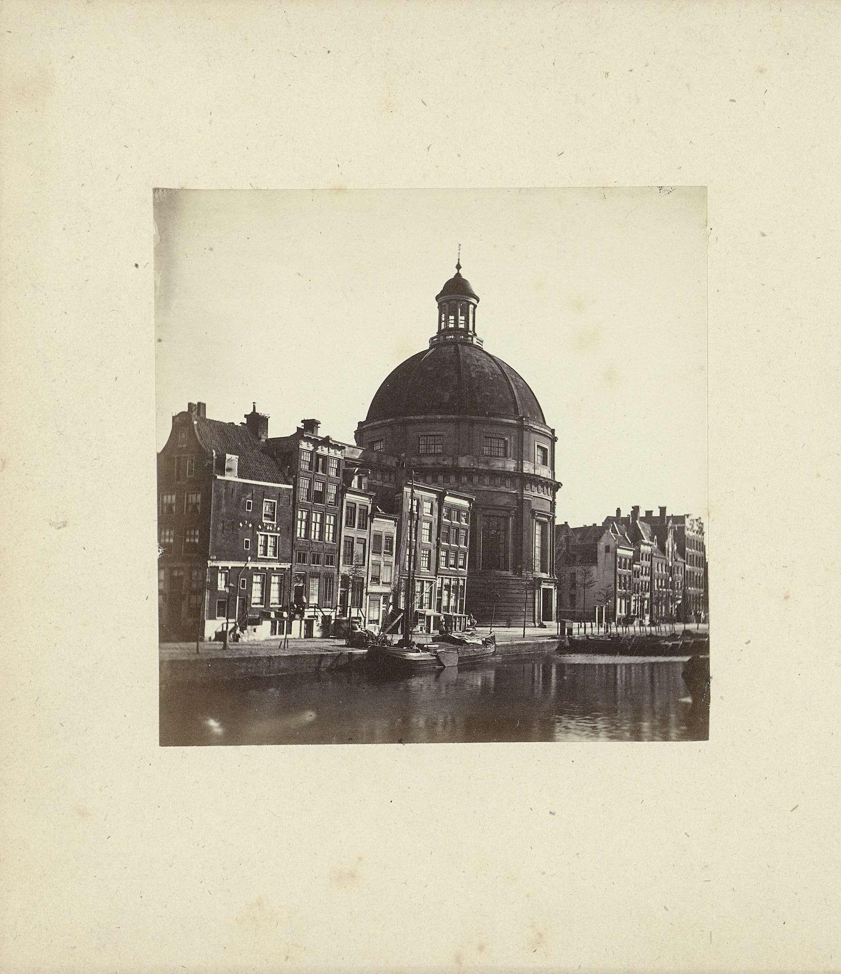 Ronde Lutherse Kerk aan het Singel in Amsterdam by Anonymous