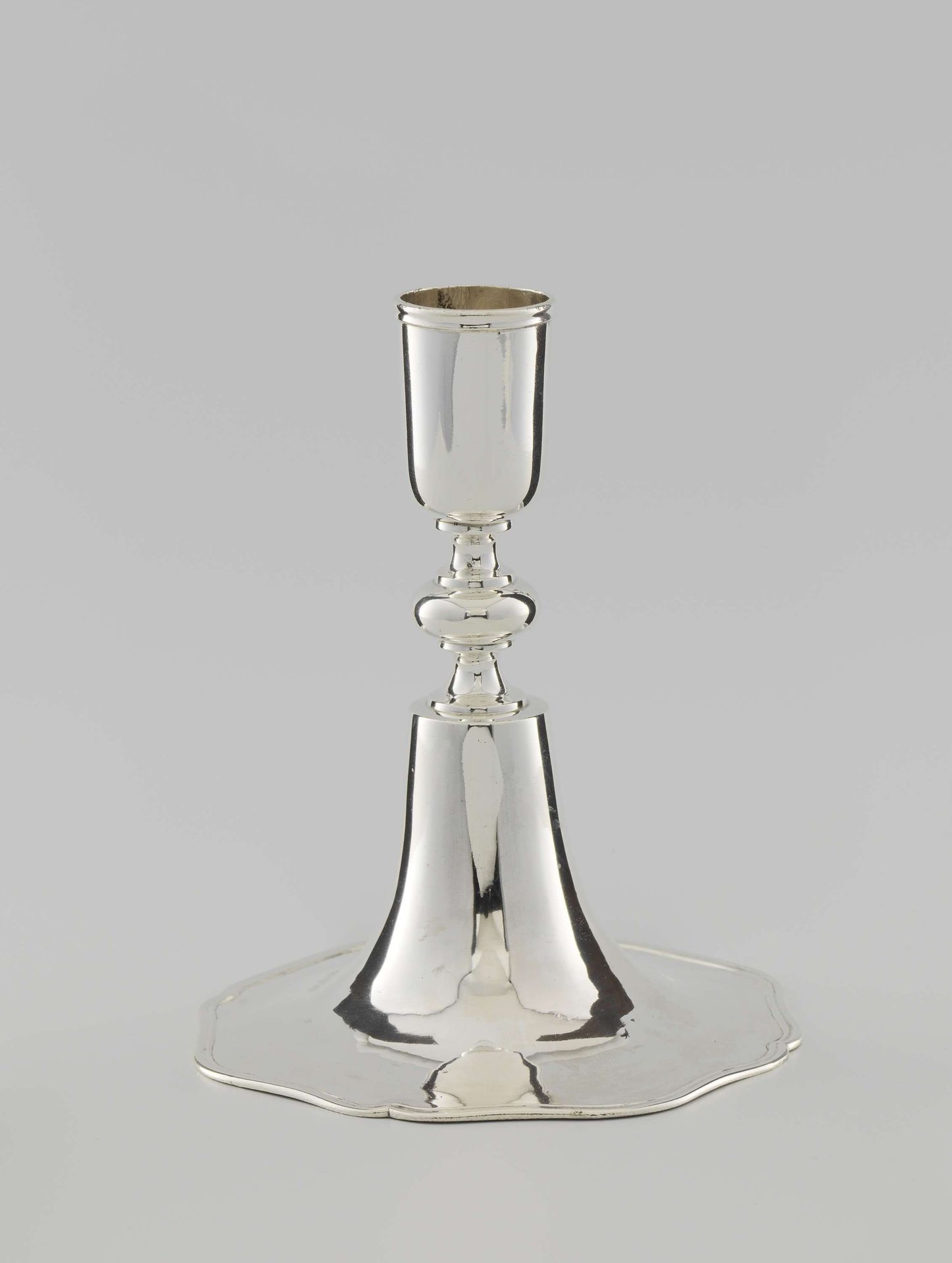 Kandelaar van glad zilver met korte stam en ronde voet, speeltafelkandelaar of reiskandelaar by Martinus van Stapele