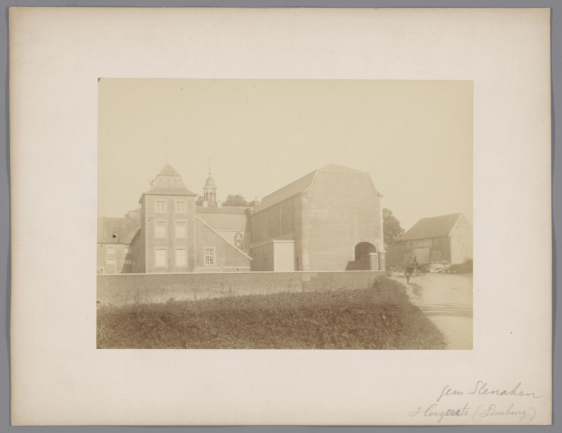 Gezicht op het voormalige klooster te Hoogcruts by anoniem (Monumentenzorg)