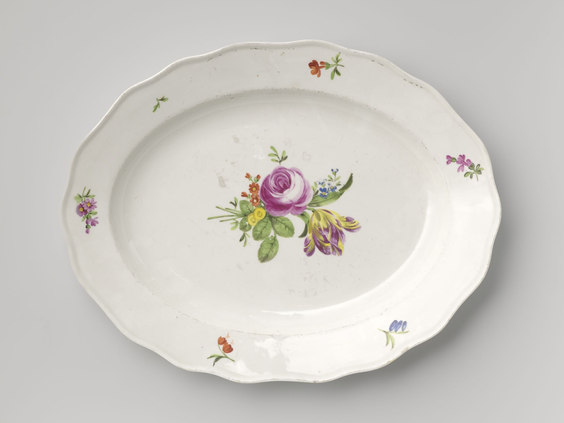 Dish with a bouquet and flower sprays by Kaiserliche Porzellanmanufaktur