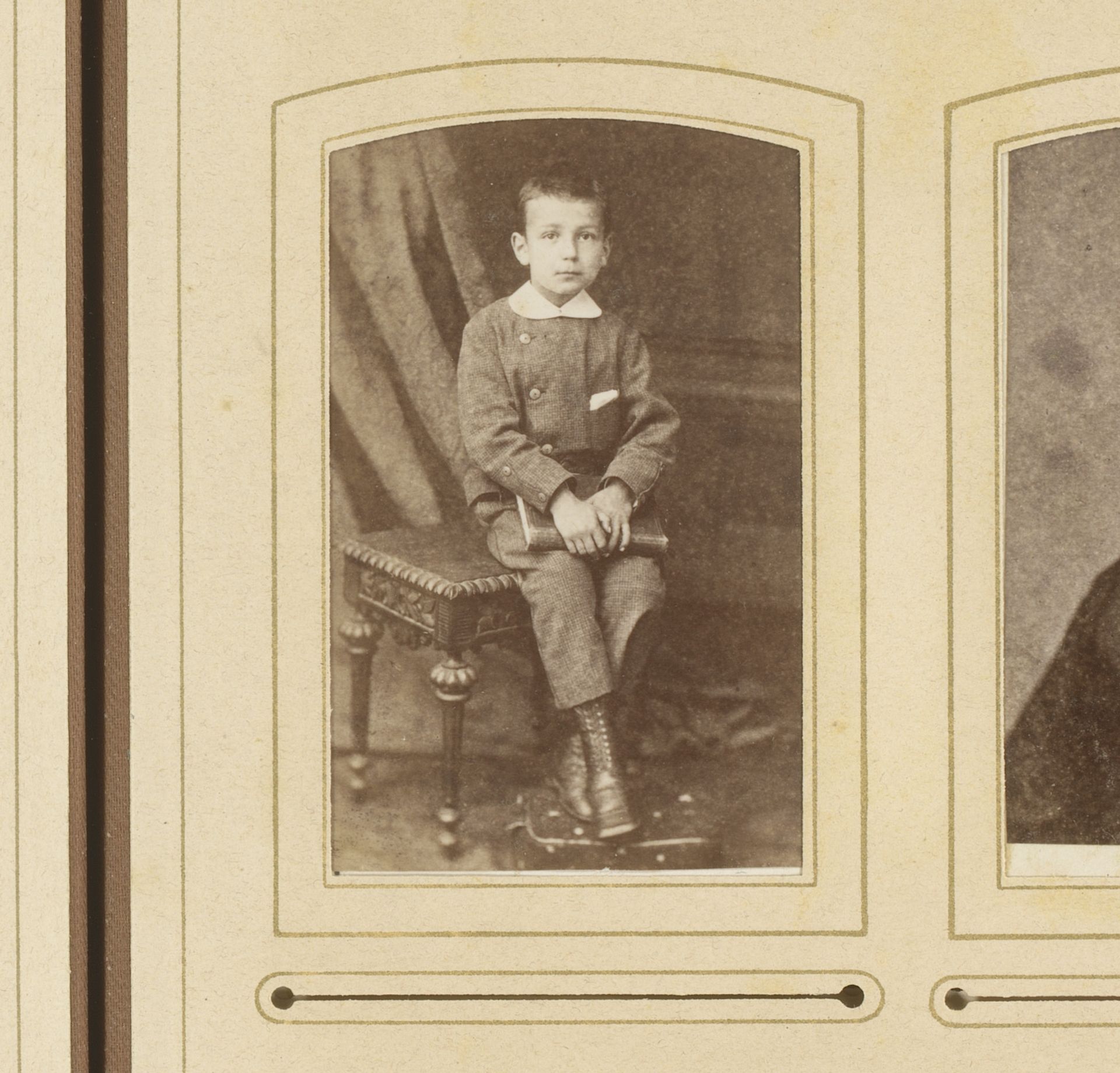 Portret van een jongen met boek op schoot, zittend op een tafel by Wegner & Mottu