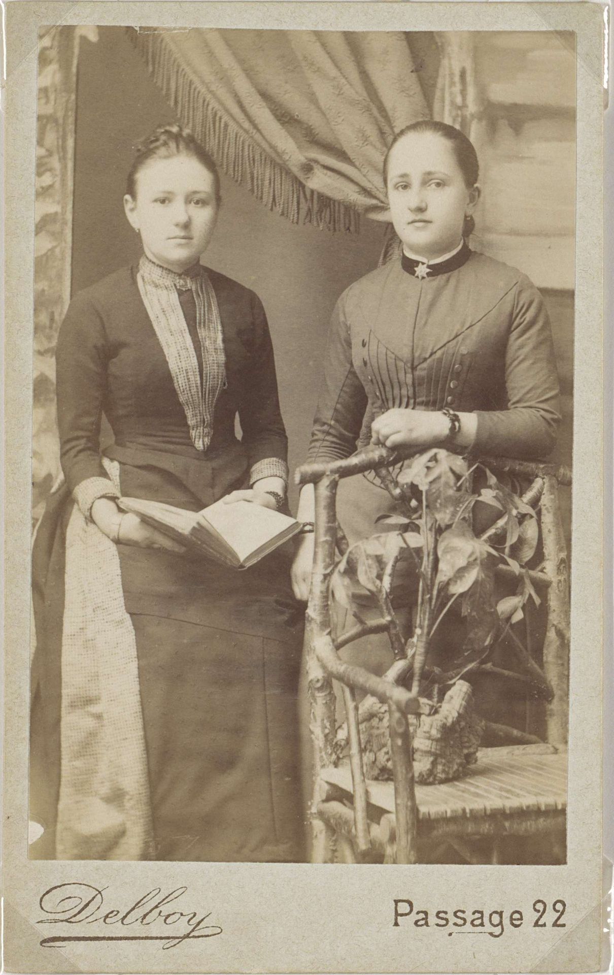 Portret van twee vrouwen by Wilhelm Frederick Antonius Delboy