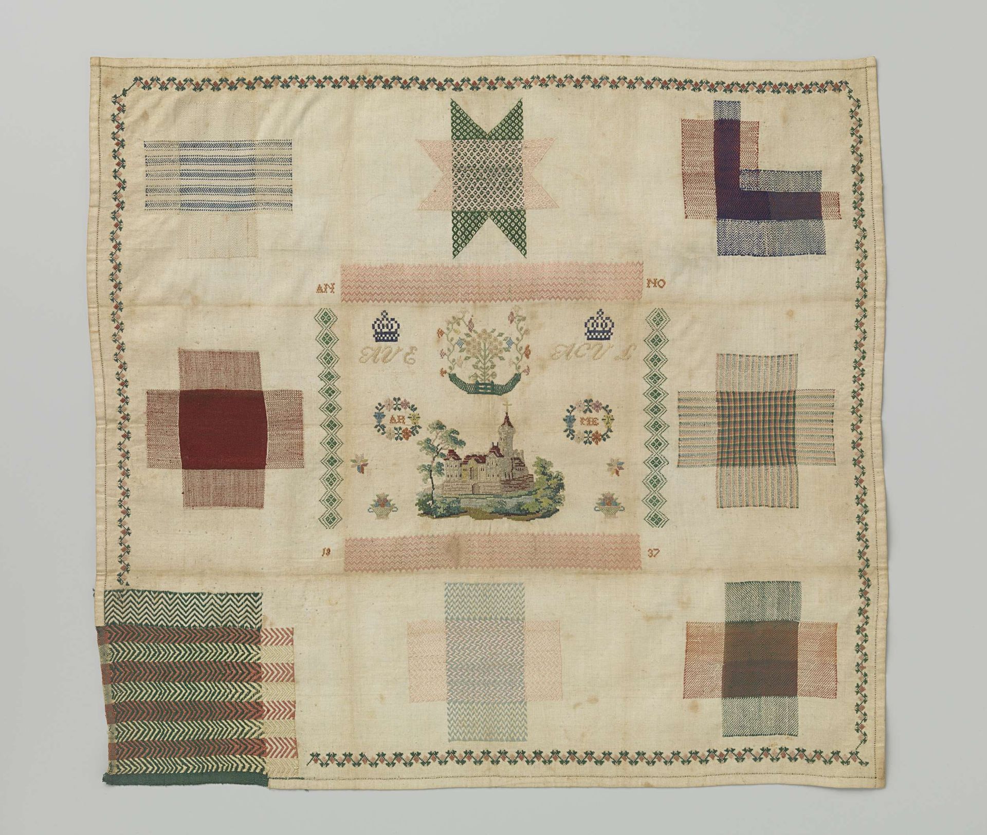 Stoplap van katoen waarin met veelkleurige zijde negen stoppen van verschillende grootte zijn gewerkt en in het midden een voorstelling in petit point omgeven door kronen en kransen met initialen, ANNO 1837 by Maria Egersman