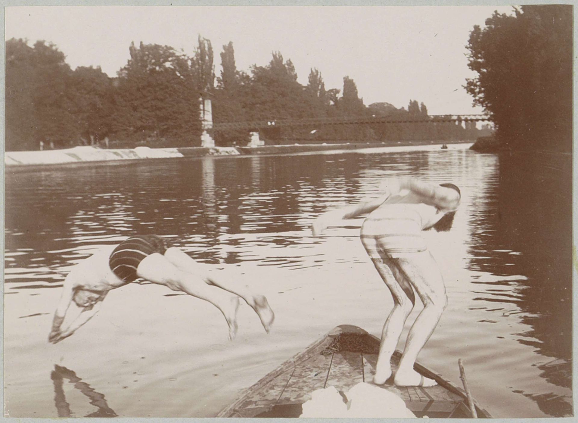 Twee mannen duiken van roeiboot in een rivier bij Pontoise by Delizy