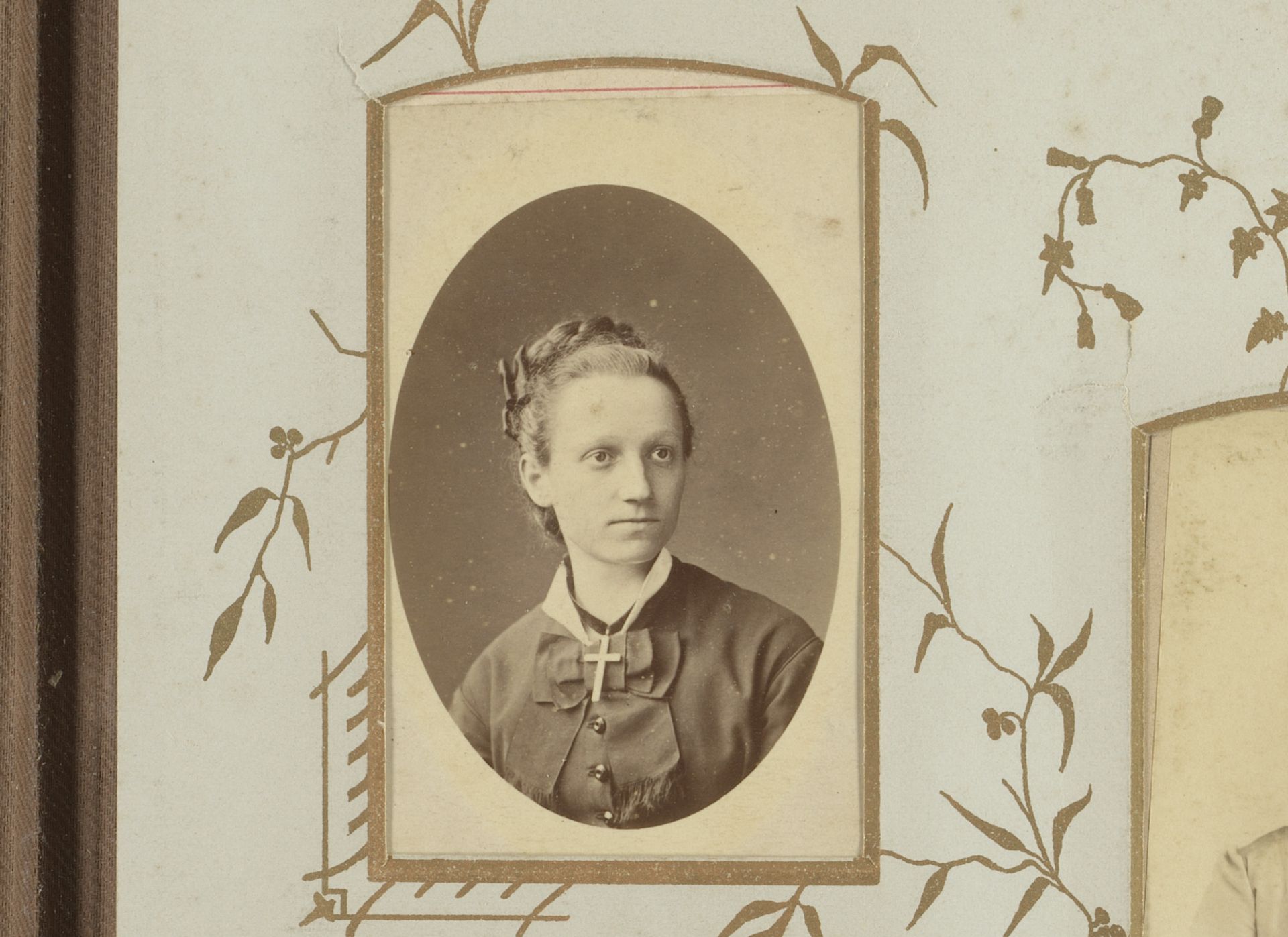 Portret van een jonge vrouw by C. Hopfner