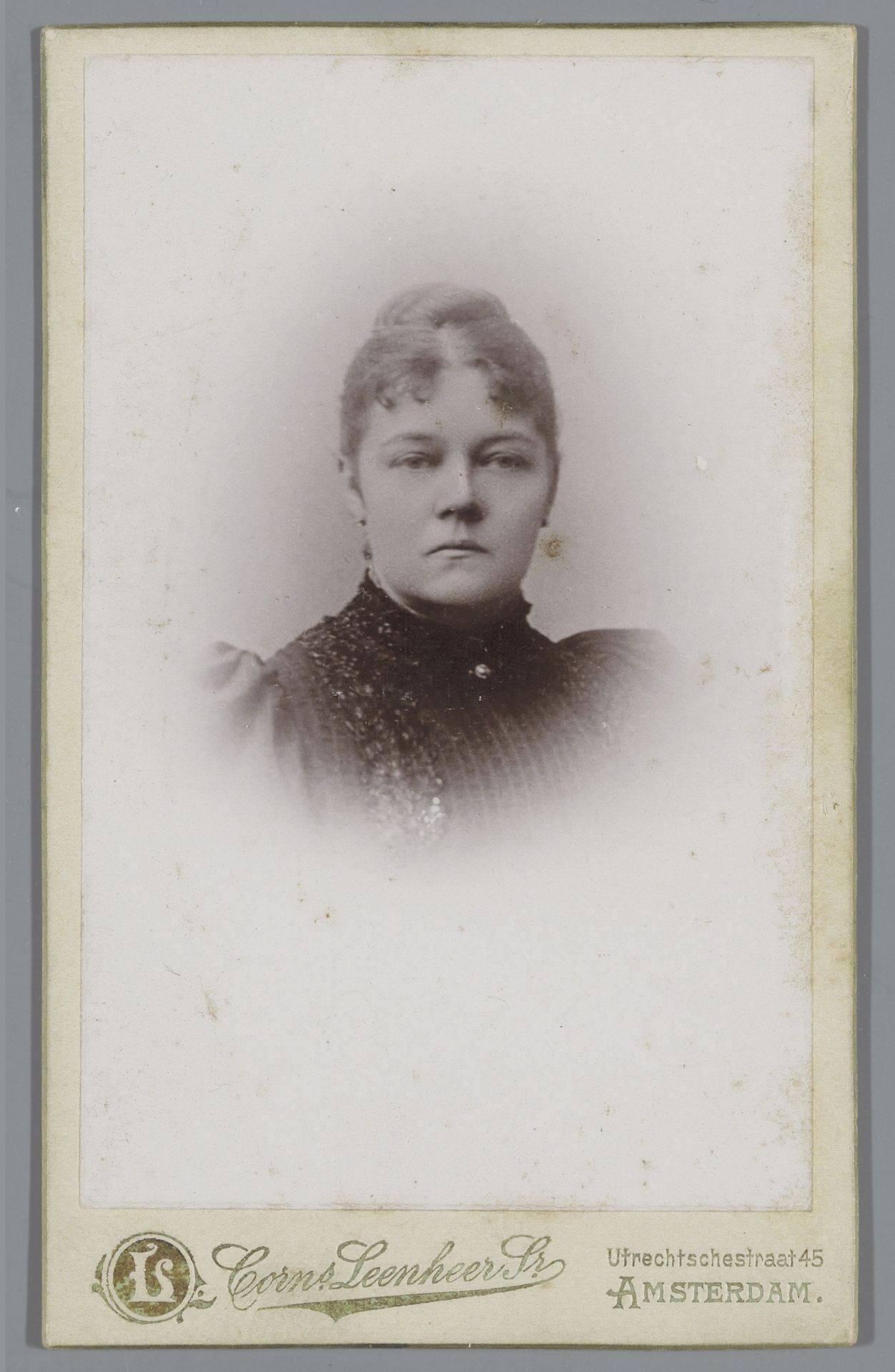 Portret van een onbekende vrouw by Cornelis Leenheer jr.