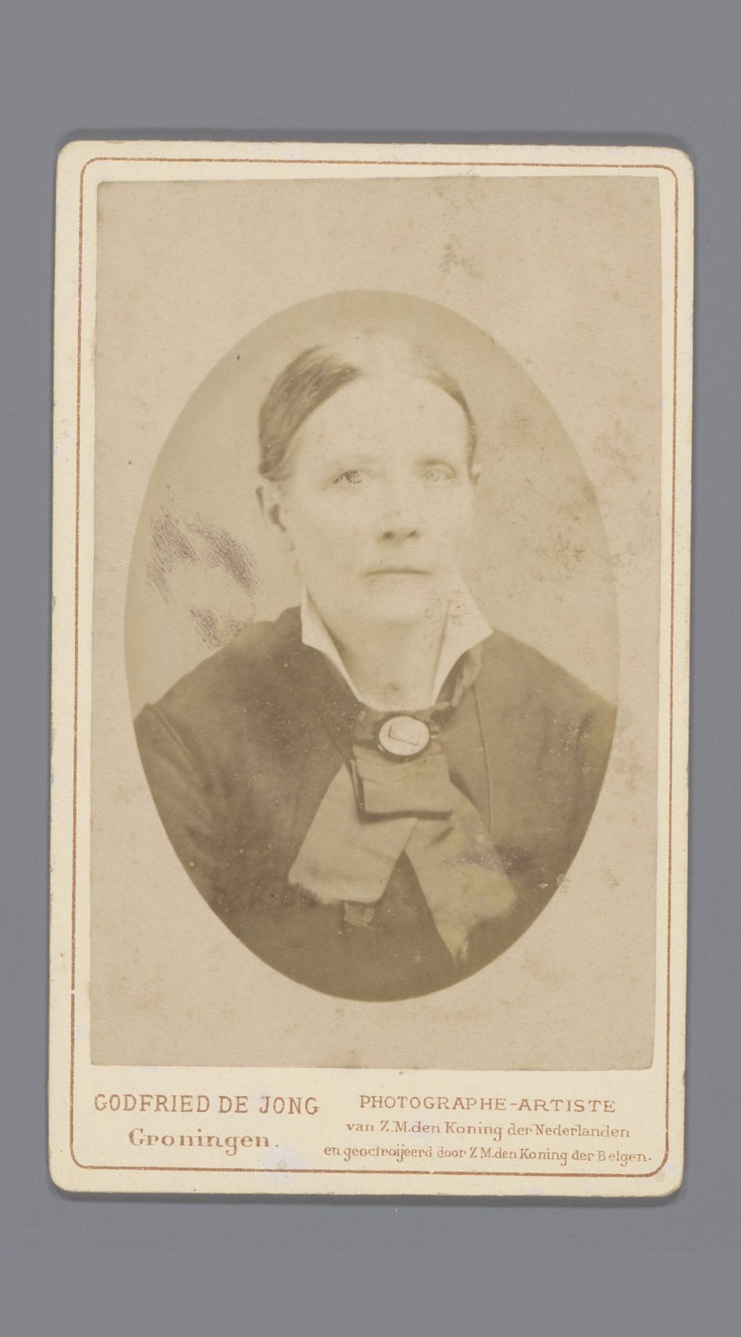 Portret van een onbekende vrouw by Godfried de Jong