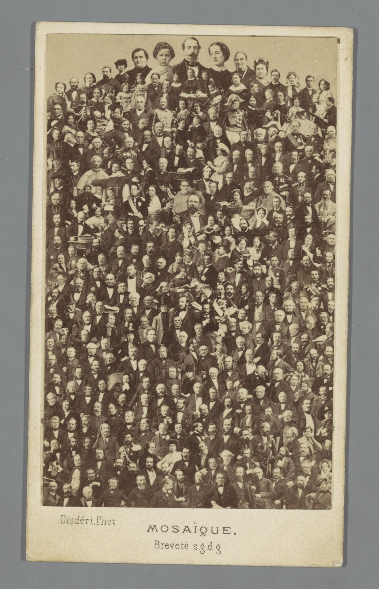 Verzameling ('mosaïque') van portretten van bekende personen, onder wie koning Willem III, keizer Napoléon III en kroonprins Willem by André-Adolphe-Eugène Disdéri