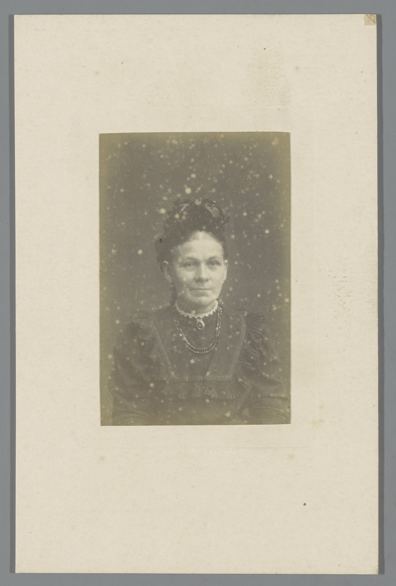 Portret van Hiltje, mogelijk de vrouw van Klaas Kelderman by Atélier Siewers