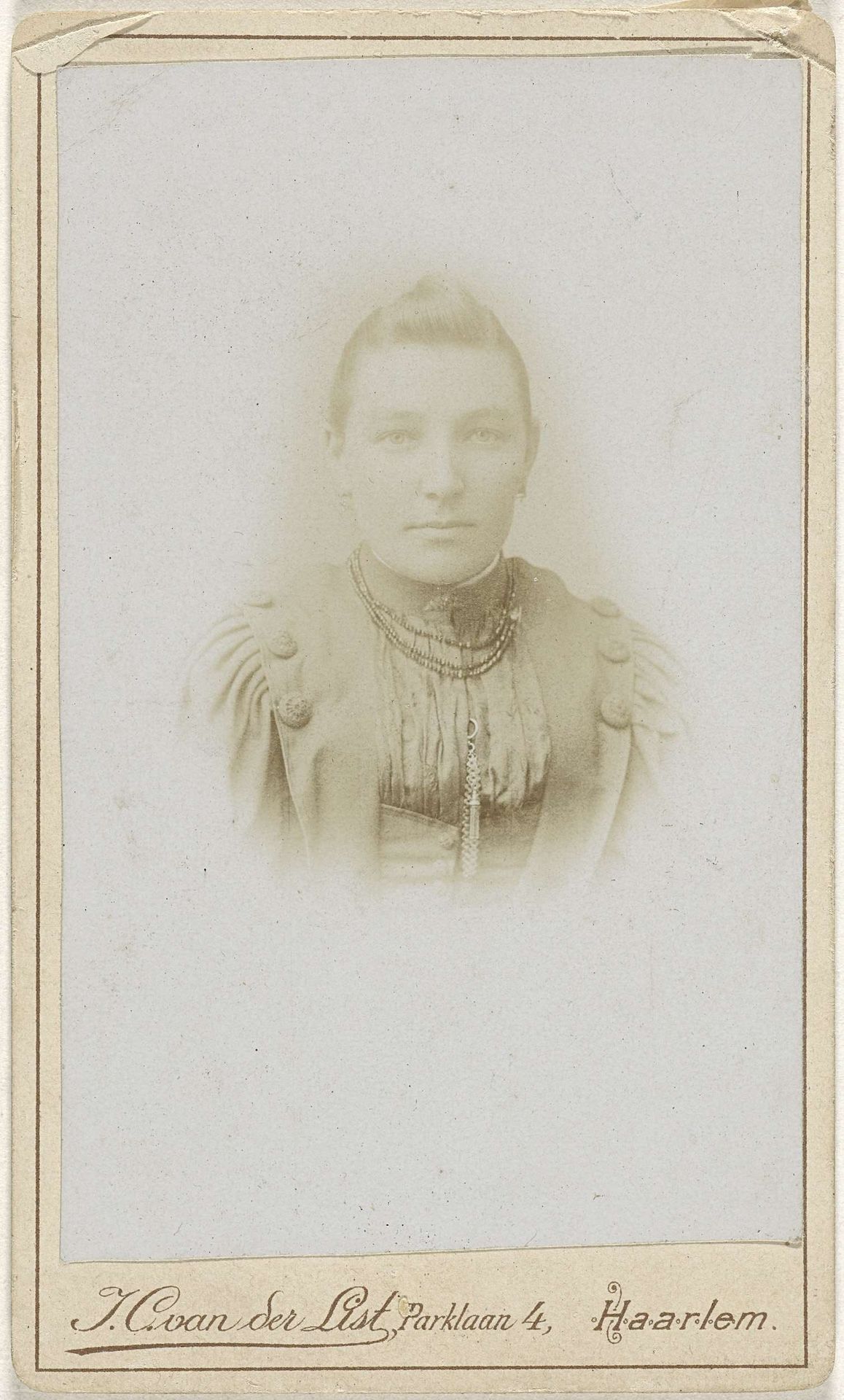 Studioportret dame met ketting, buste by J.C. van der List