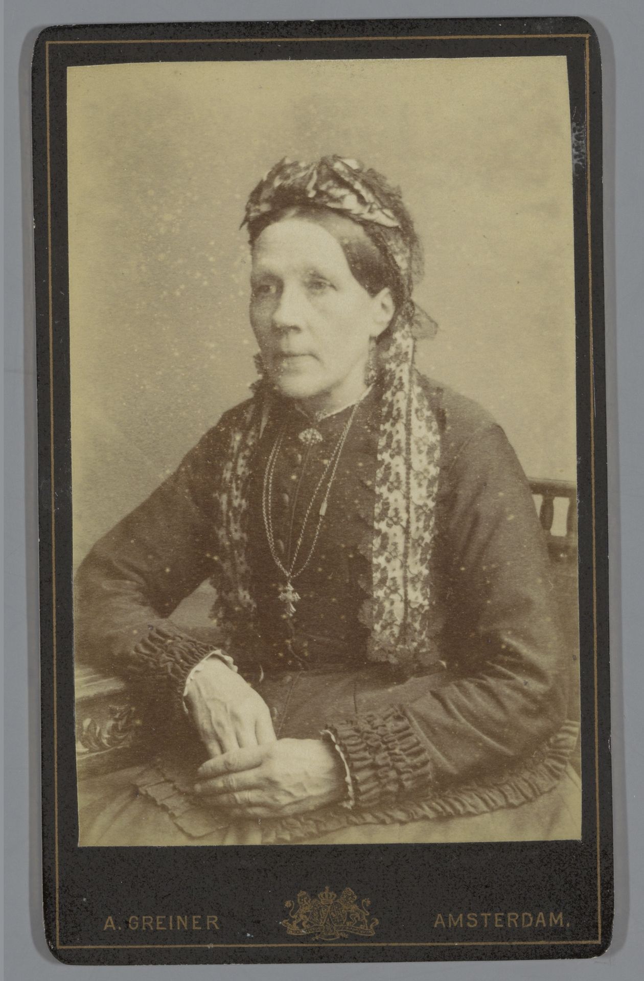 Portret van een onbekende vrouw by Albert Greiner