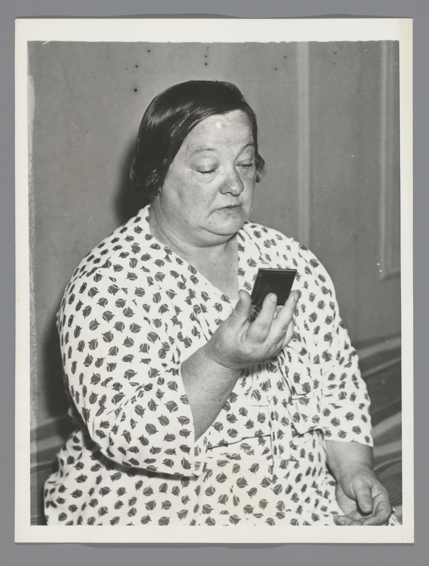Portret van een onbekende vrouw, aangeduid als de echtgenote van Lawrence Marks by Anonymous