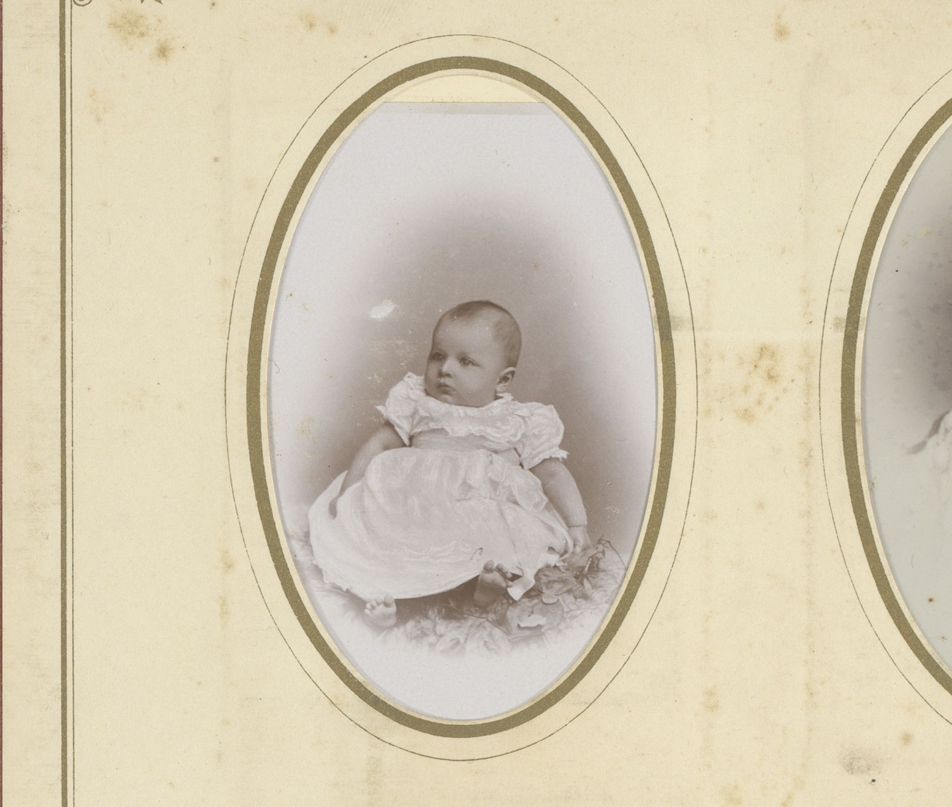 Portret van een zittende baby by Jan Kz de Vries