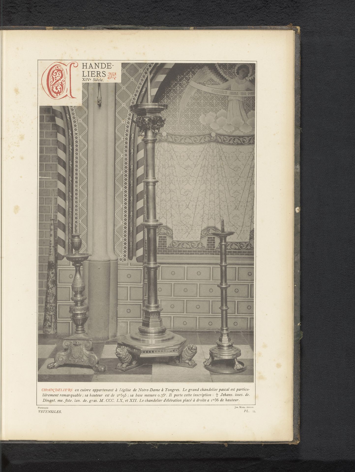 Drie kandelaars van koper in de Onze-lieve-Vrouwebasiliek in Tongeren, België by Anonymous