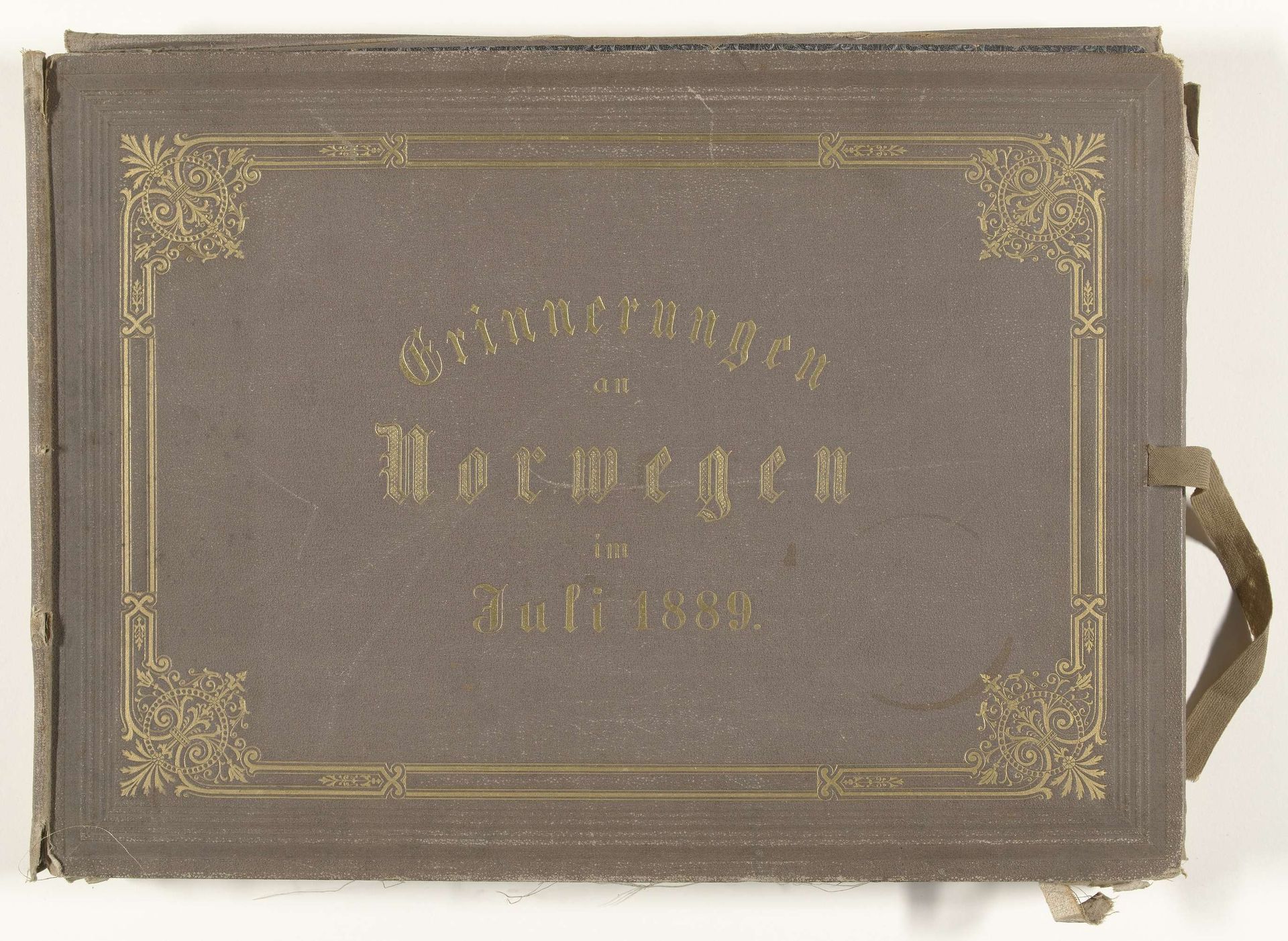 Omslag voor negentig foto's van het bezoek van keizer Wilhelm II aan Noorwegen, juli 1889 by Paul Güssfeldt