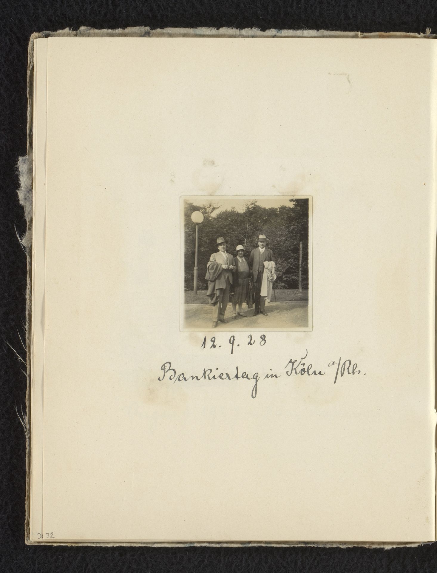 Eugen Wachenheimer en zijn echtgenote Else Wachenheimer-Moos met een onbekende man op Bankiersdag, 12 september 1928, Keulen by familie Wachenheimer
