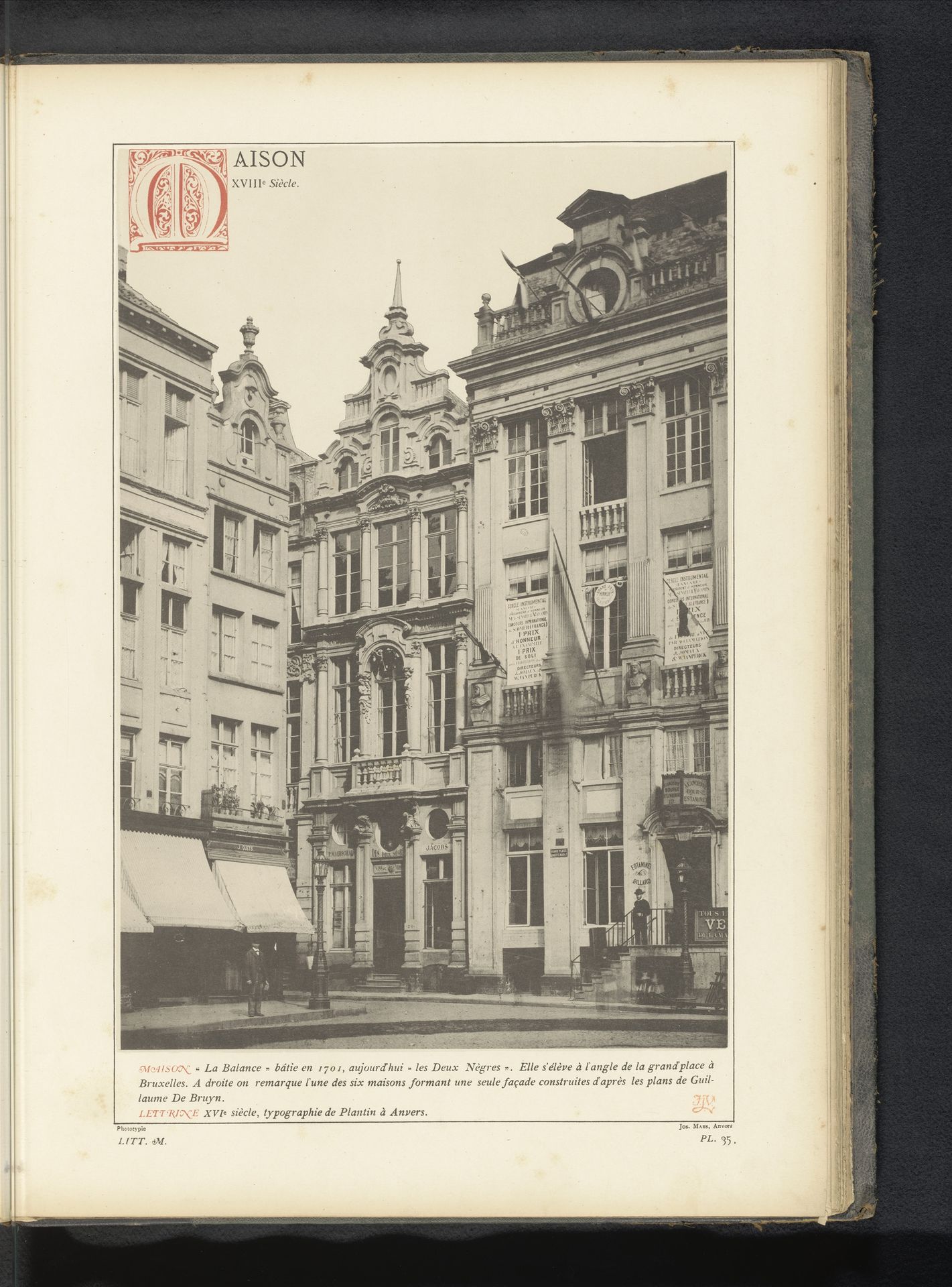 Gezicht op gildehuis de Borse aan de Grote Markt in Brussel, België by Anonymous