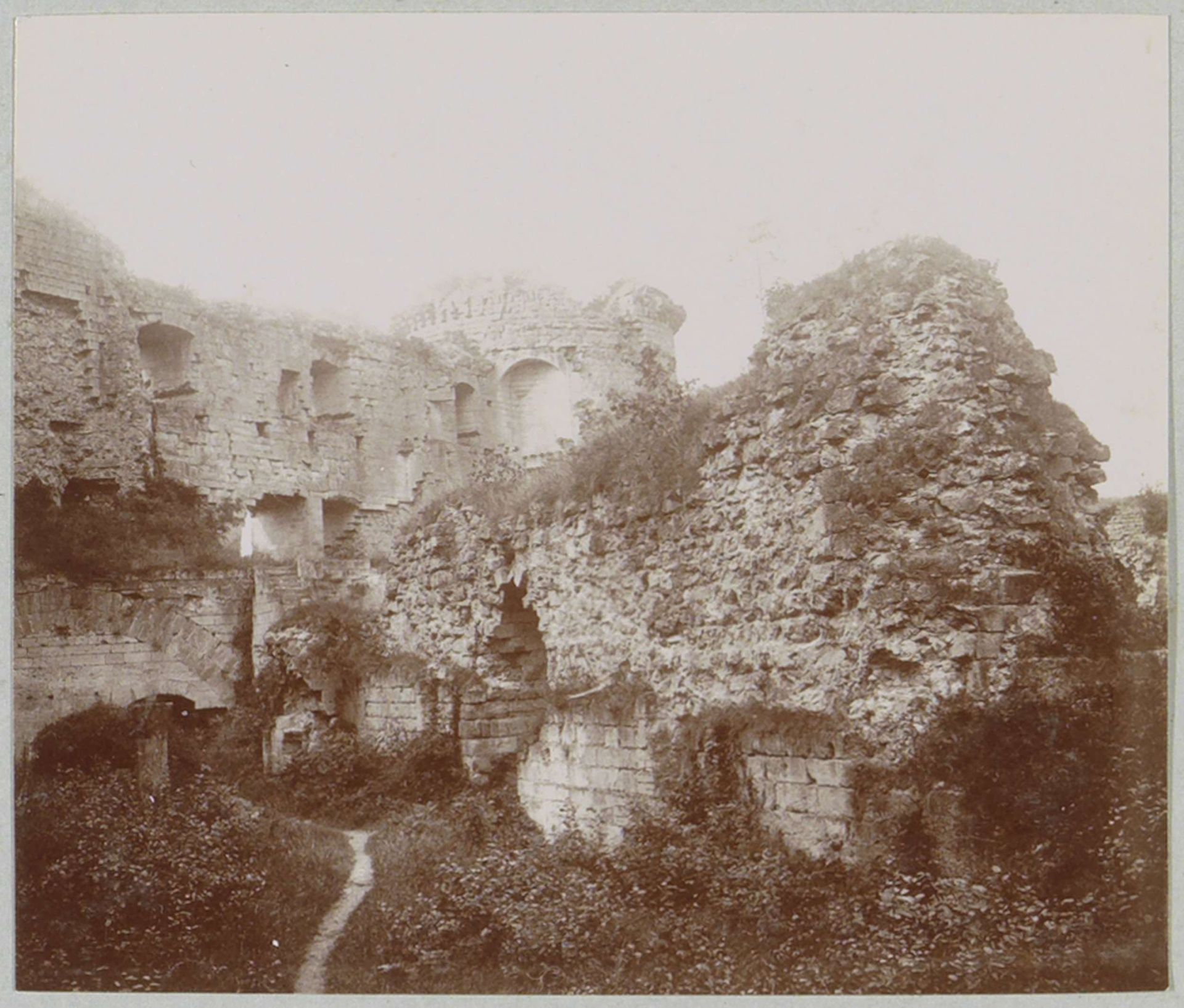 Ruïne van het Kasteel van Coucy by Delizy