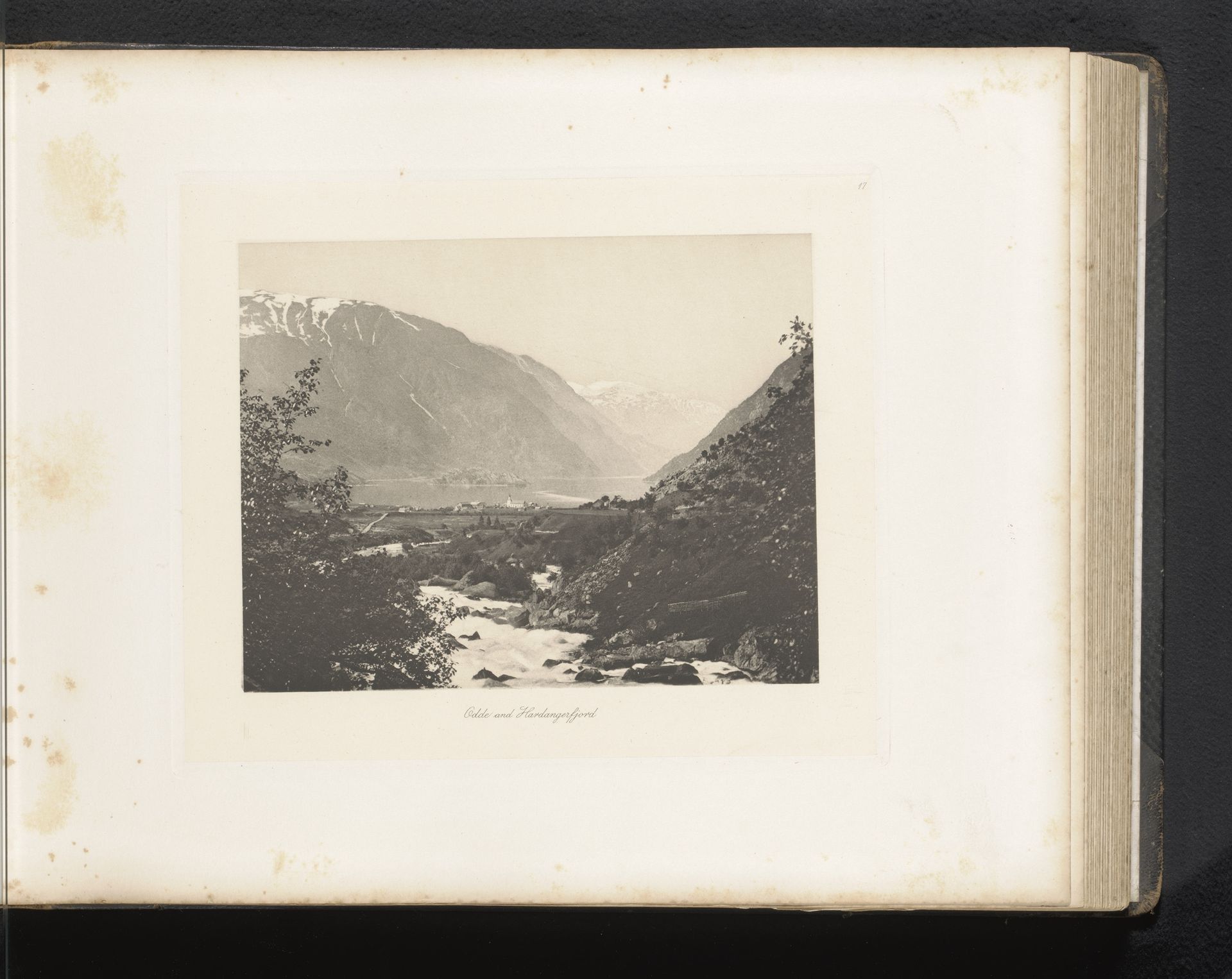 Gezicht op Odda en het Hardangerfjord by Paul Lange