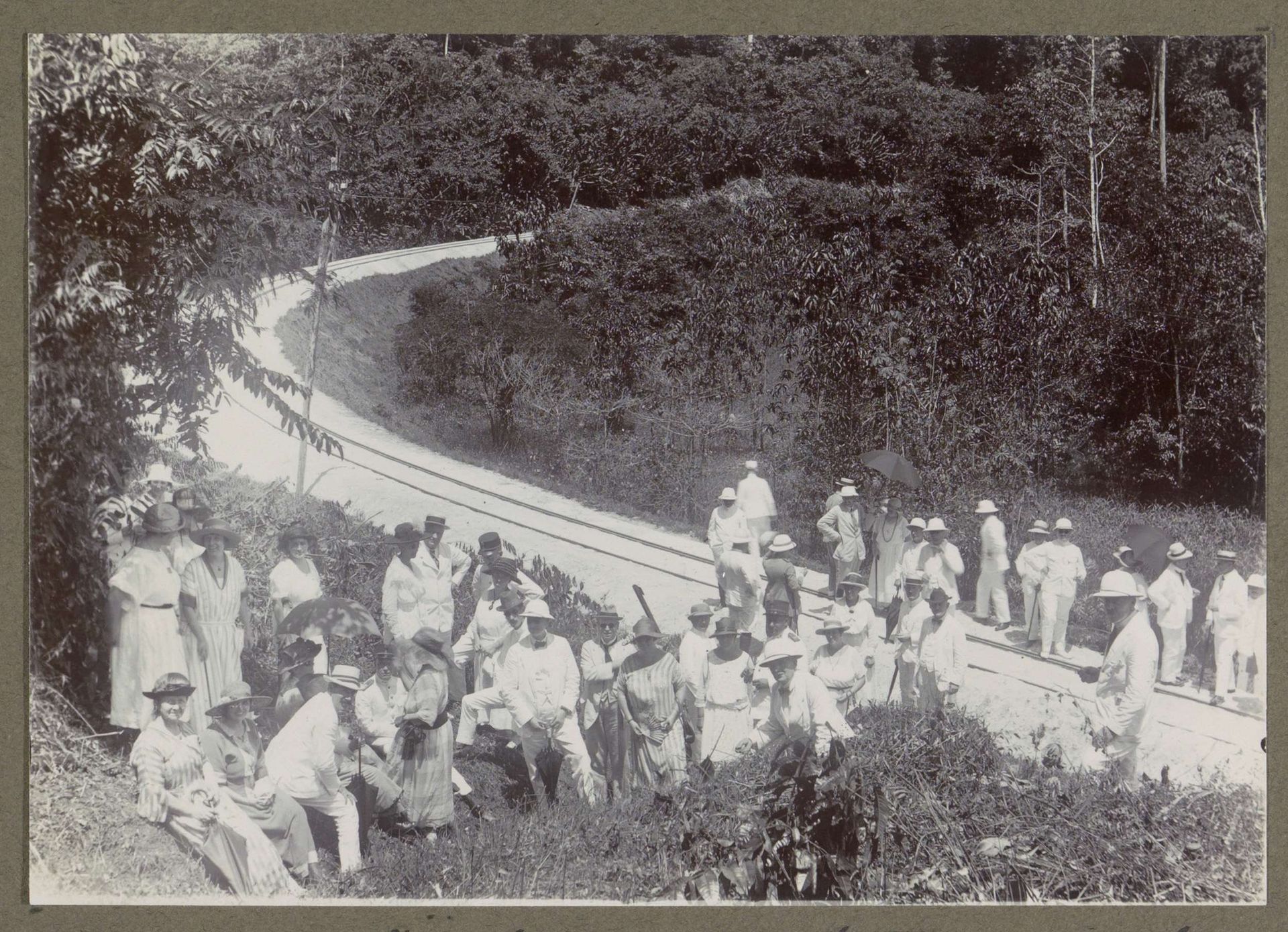 Gezelschap langs een spoorbaan op de Maäboberg in Suriname by Augusta Curiel