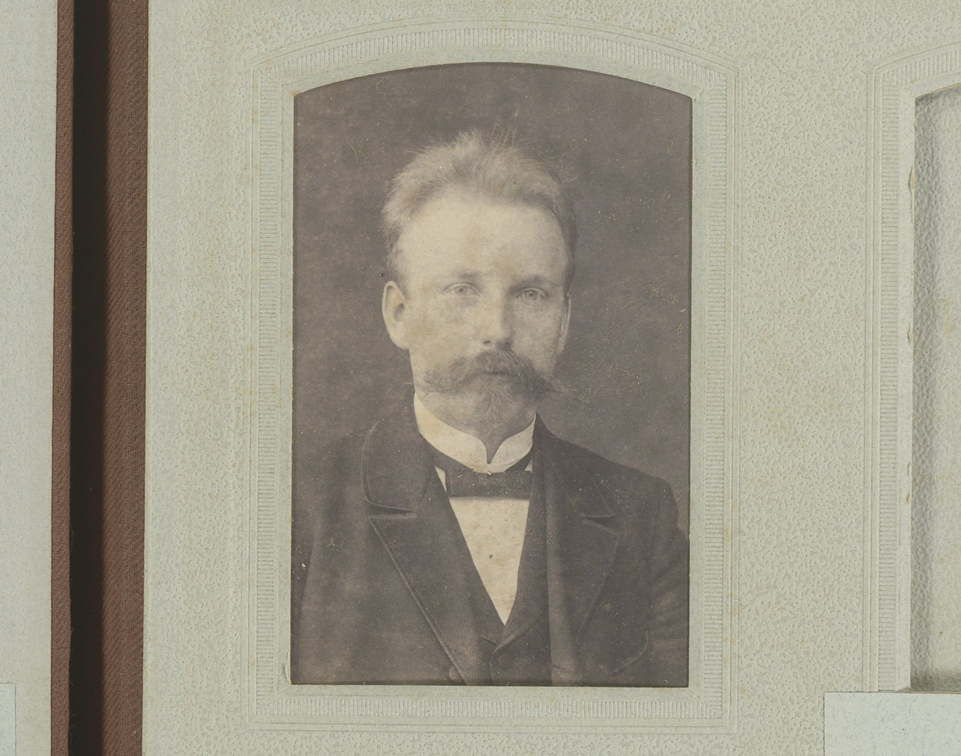 Portret van een onbekende man met snor by G. (fotograaf) Müller
