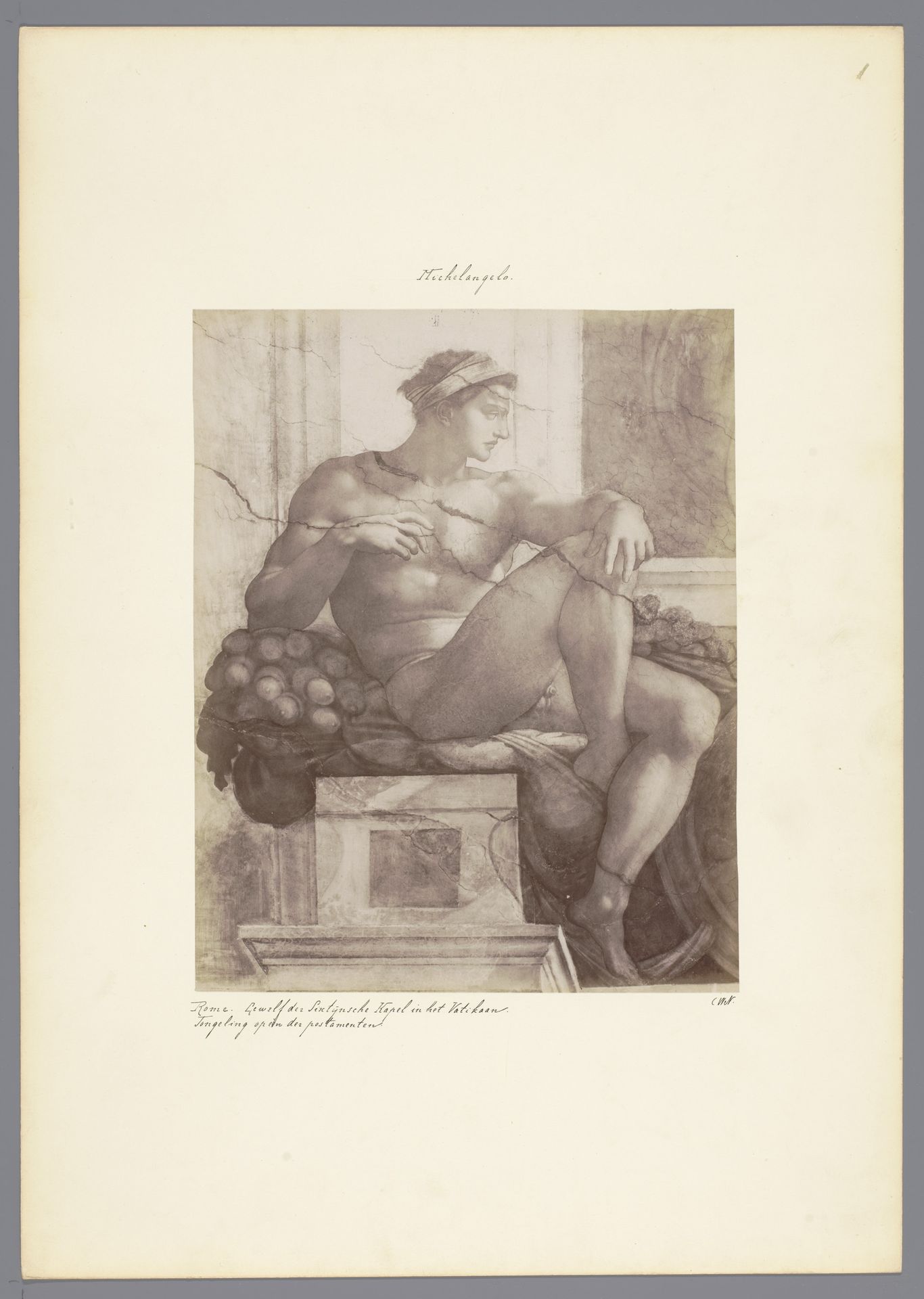 Fotoreproductie van een detail van het fresco door Michelangelo in de Sixtijnse Kapel in Rome, voorstellend een man op een sokkel by Anonymous