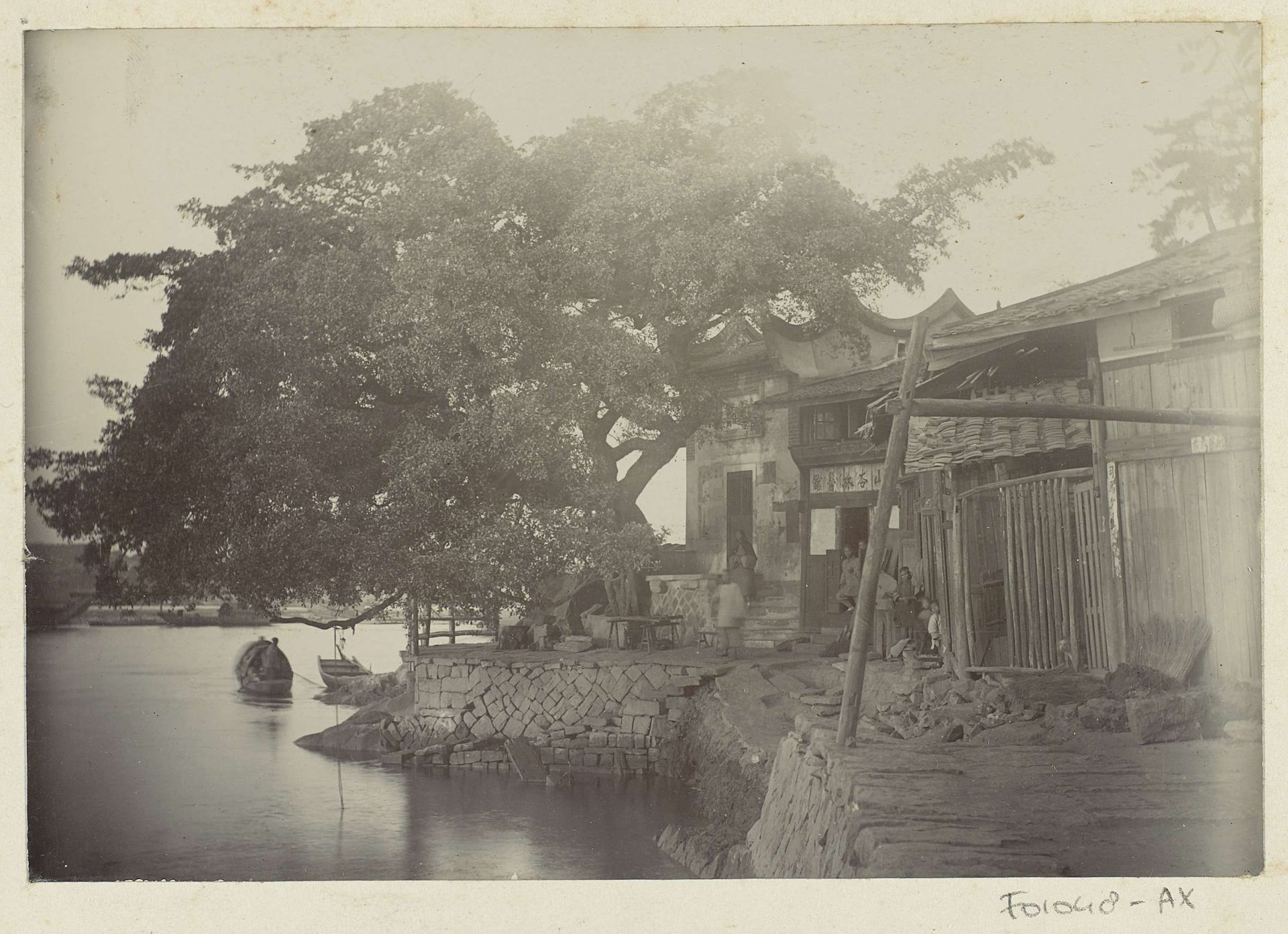 Gezicht op een huis met een erf langs het water, vermoedelijk in Fuzhou by Hendrik Dunlop