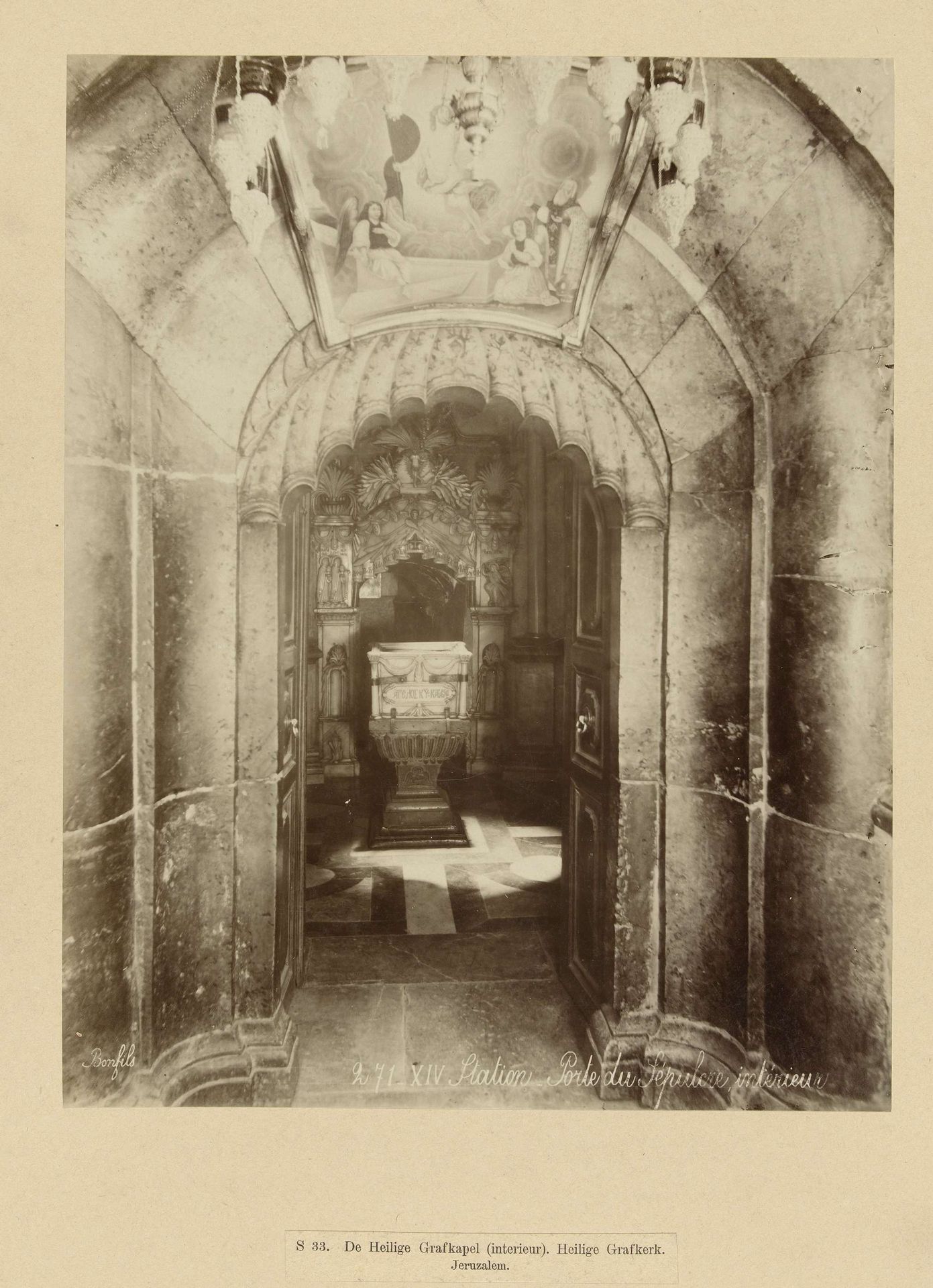 Interieur van de Heilig Grafkapel in de Heilig Grafkerk, Jeruzalem by Félix Bonfils