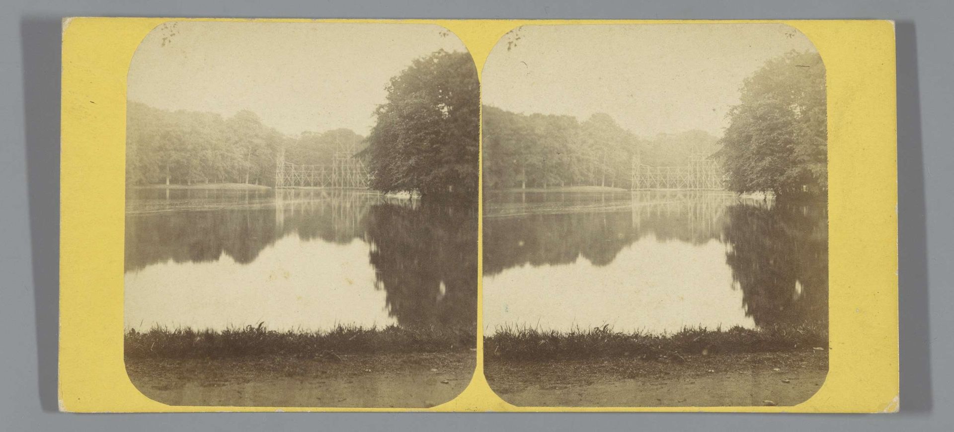 Gezicht op de vijver in het Haagse Bos by Pieter Oosterhuis