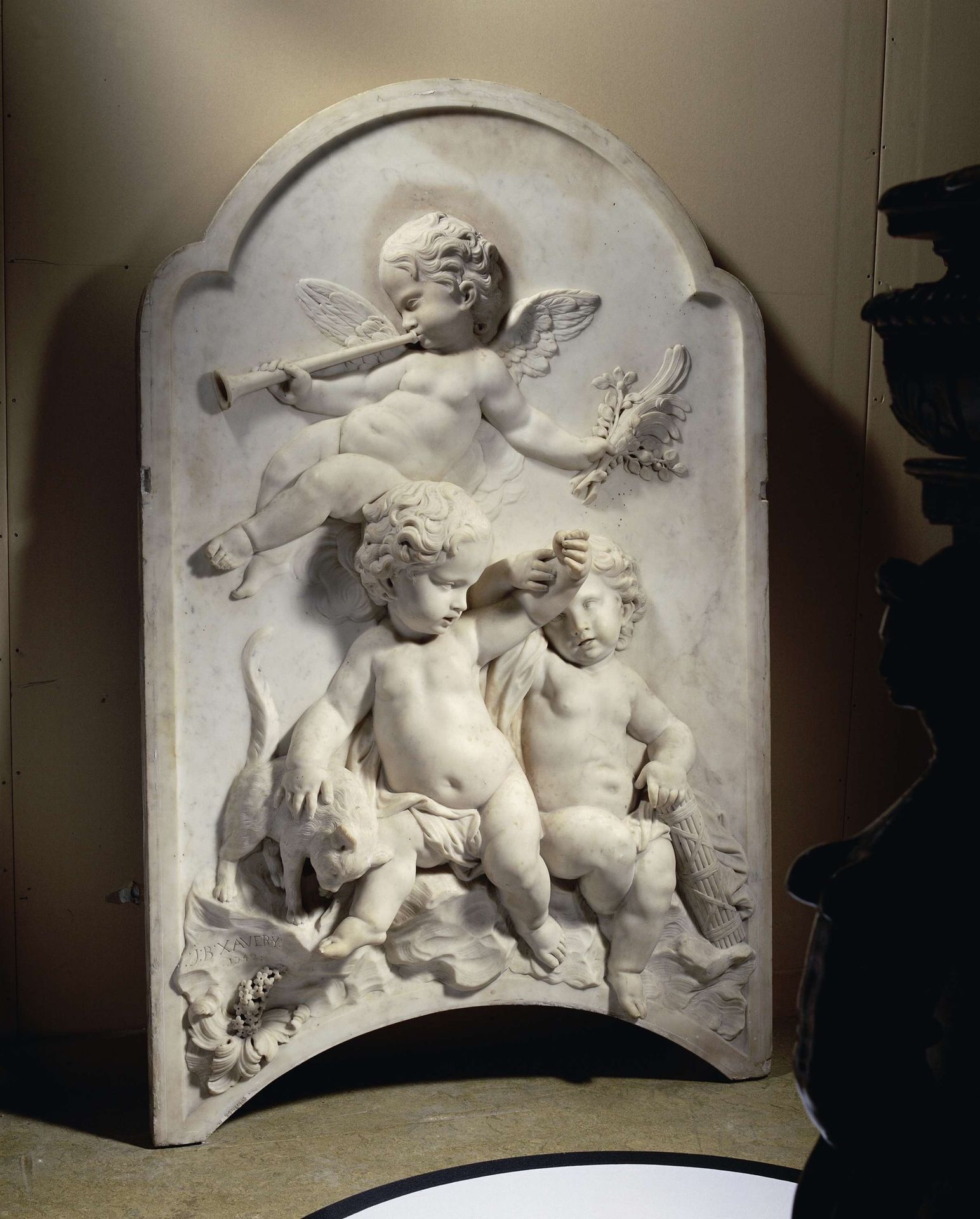 Schoorsteenstuk met drie putti: Fama, Libertas en Concordia by Jan Baptist Xavery