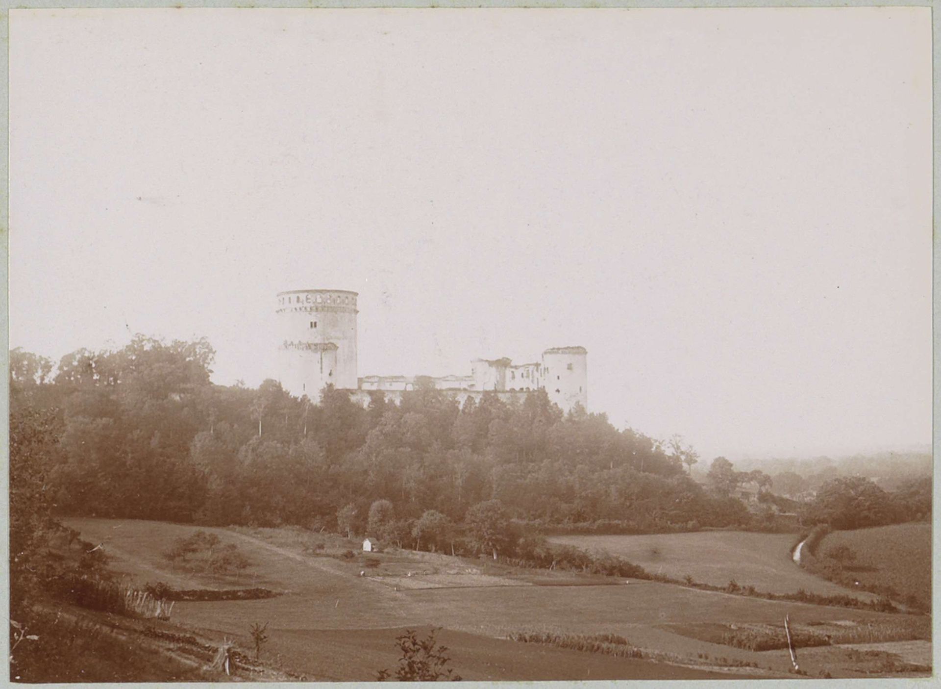 Gezicht op het Kasteel van Coucy by Delizy
