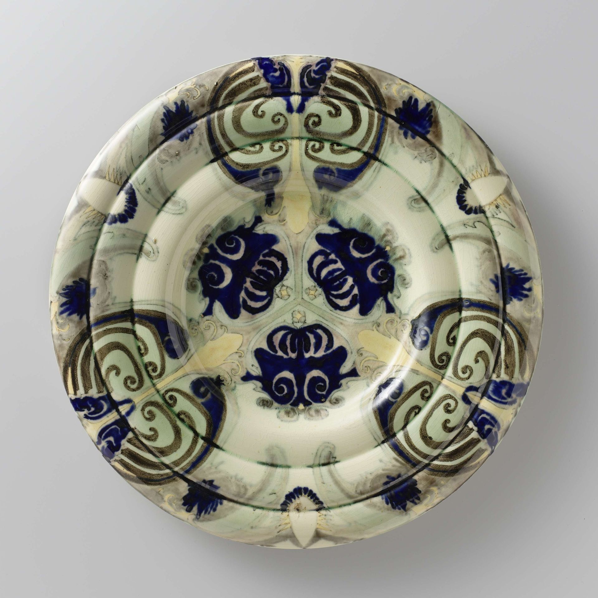 Wandbord met drie bloemmotieven op het plat by N.V. Haagsche Plateelfabriek Rozenburg