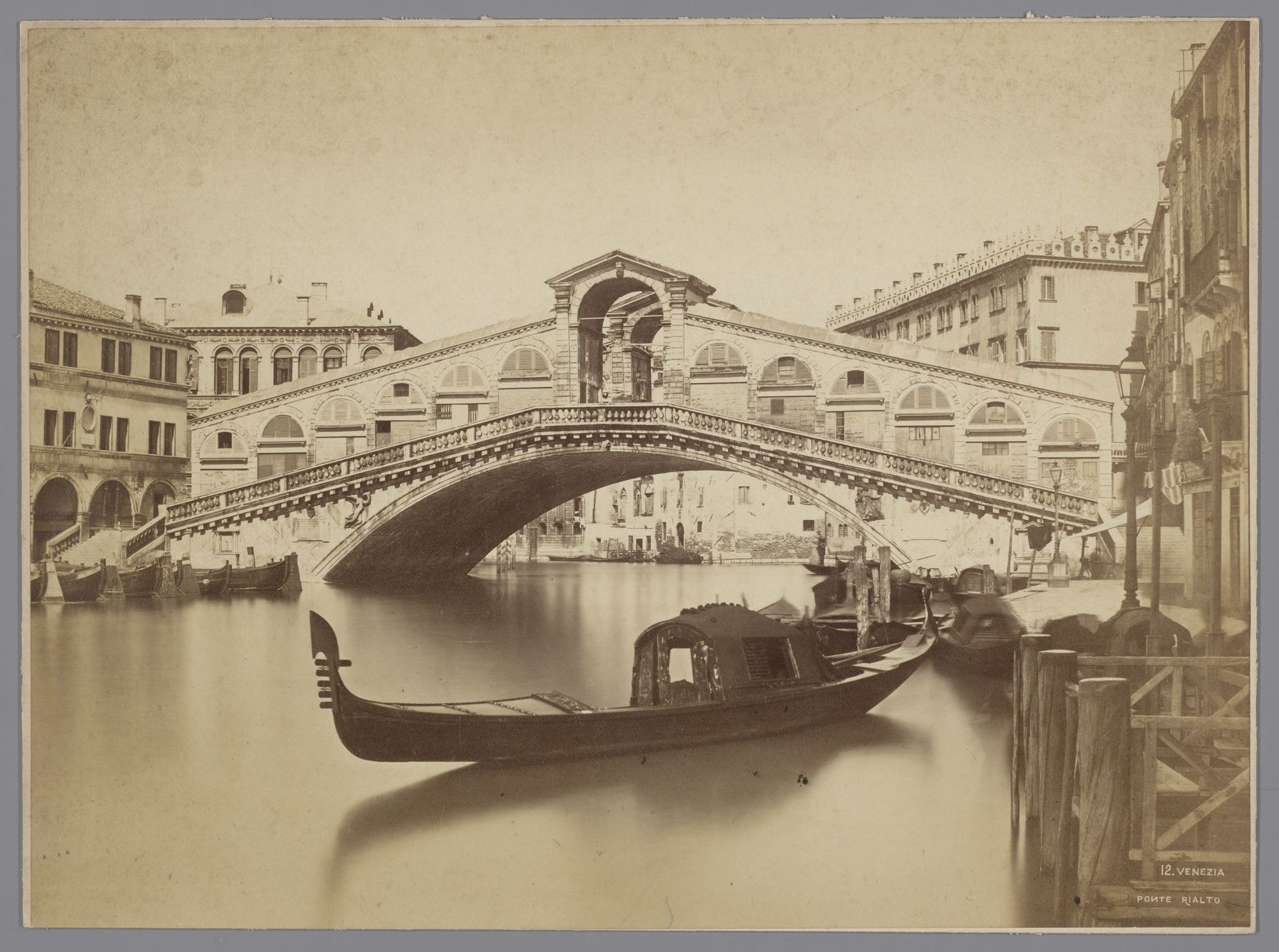 Rialtobrug over het Canal Grande te Venetië by Carlo Naya