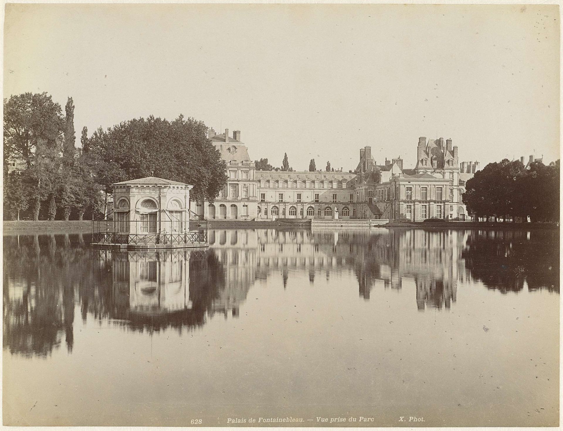 Gezicht op het Kasteel van Fontainebleau by X phot.