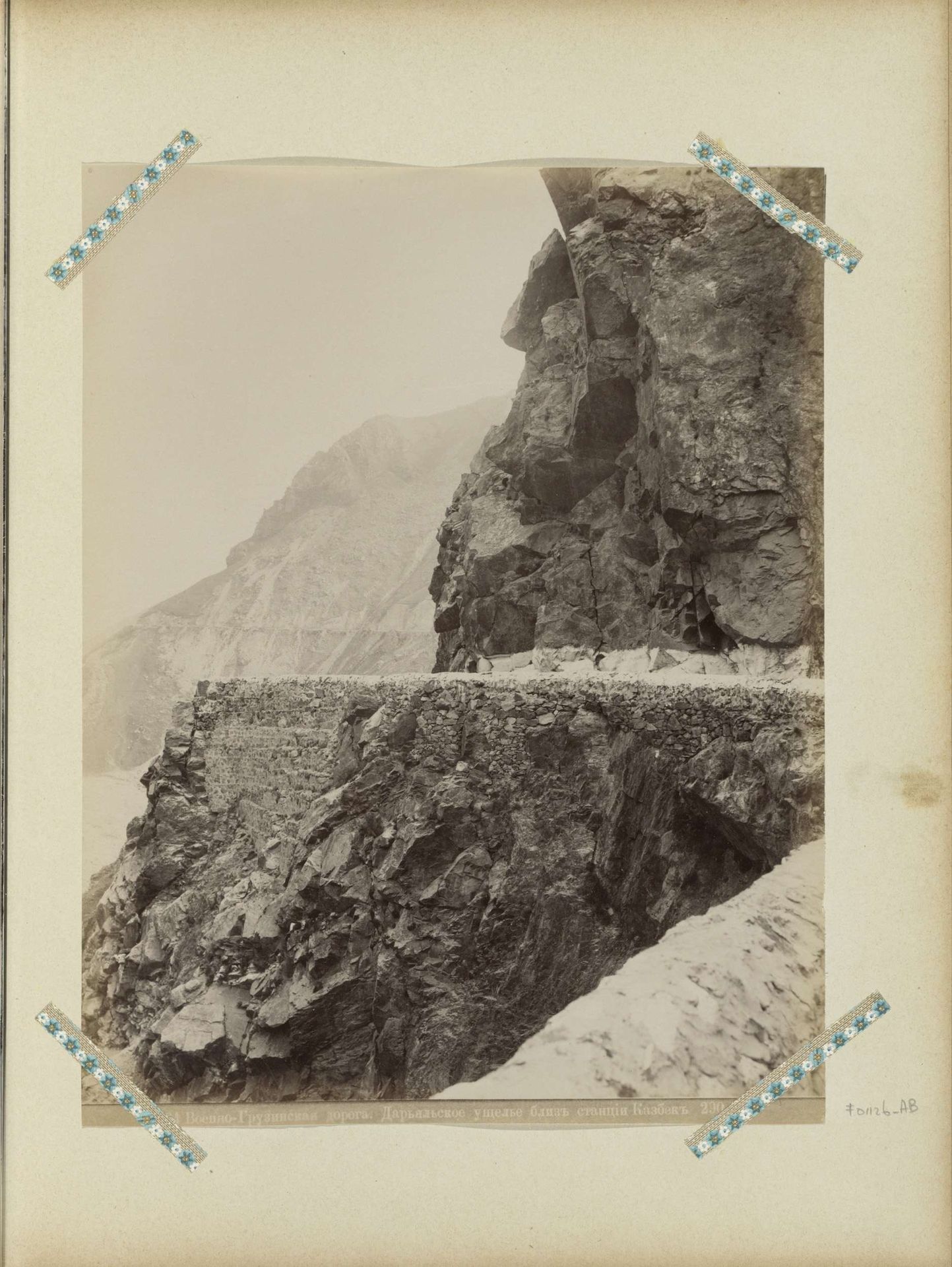 Berglandschap met militaire weg in Georgië by Dimitri Ivanovitch Ermakov