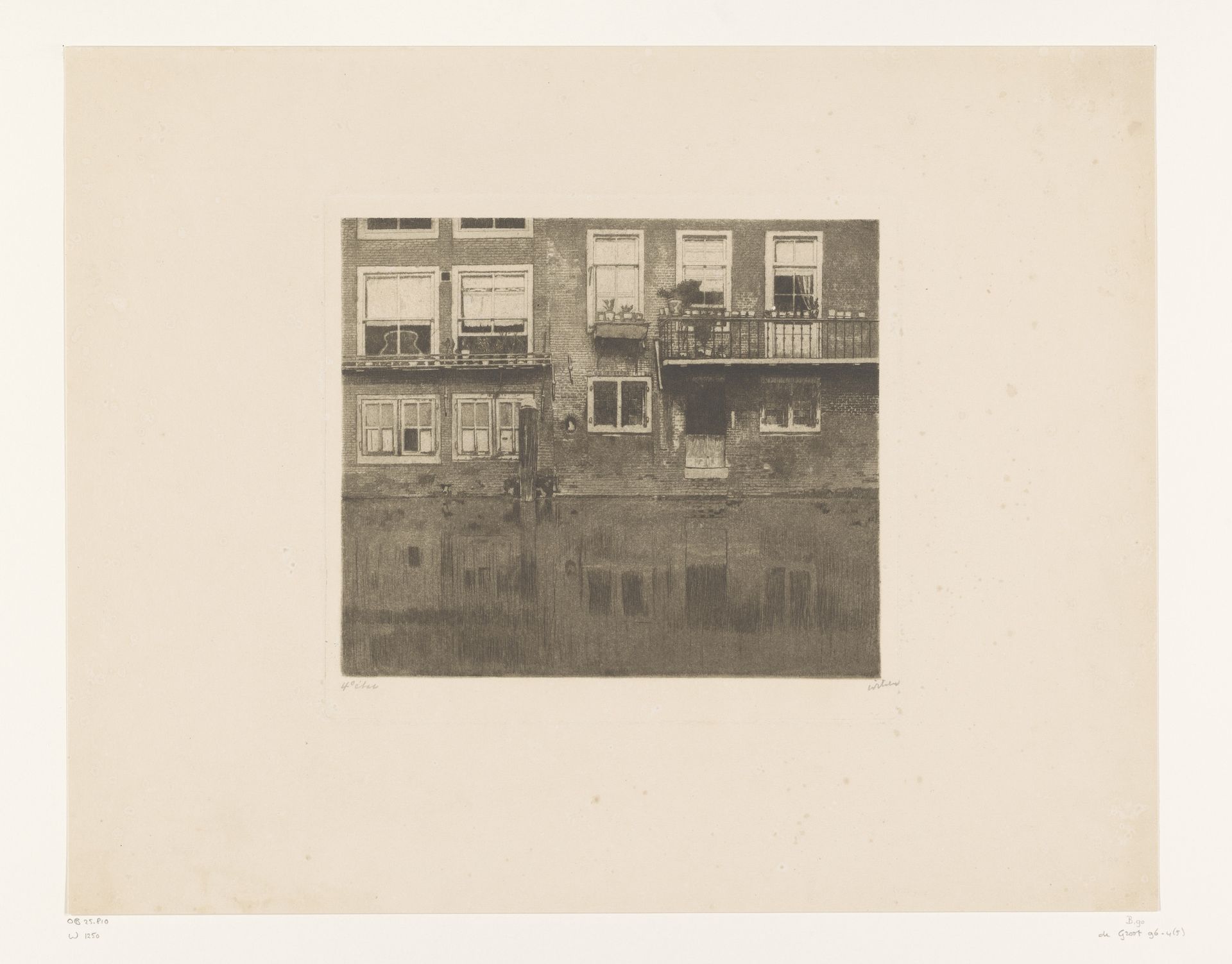 Gezicht op de achtergevels van panden aan een gracht in Dordrecht by Willem Witsen