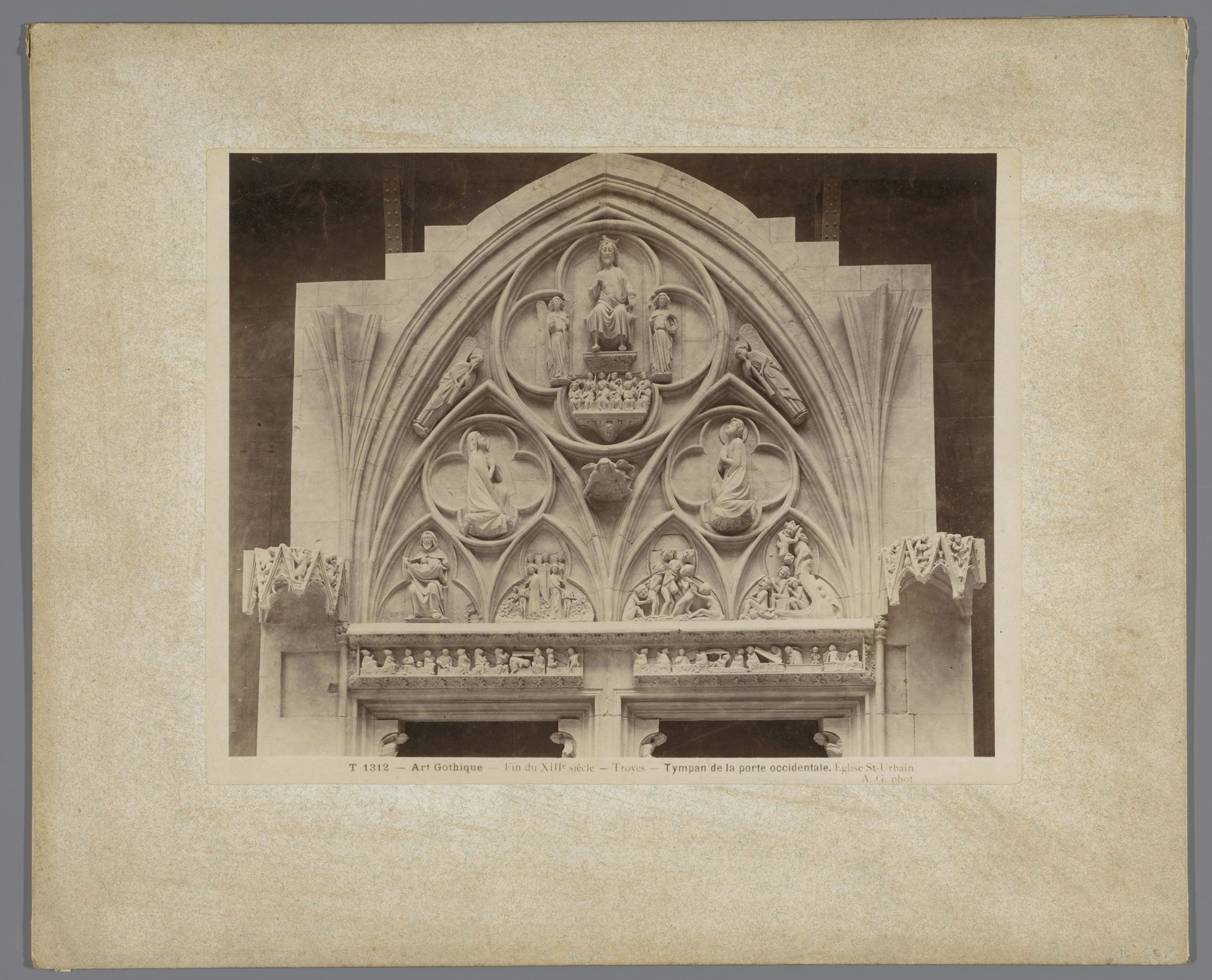 Timpaan van de St.-Urbain Basiliek te Troyes by Adolphe Giraudon