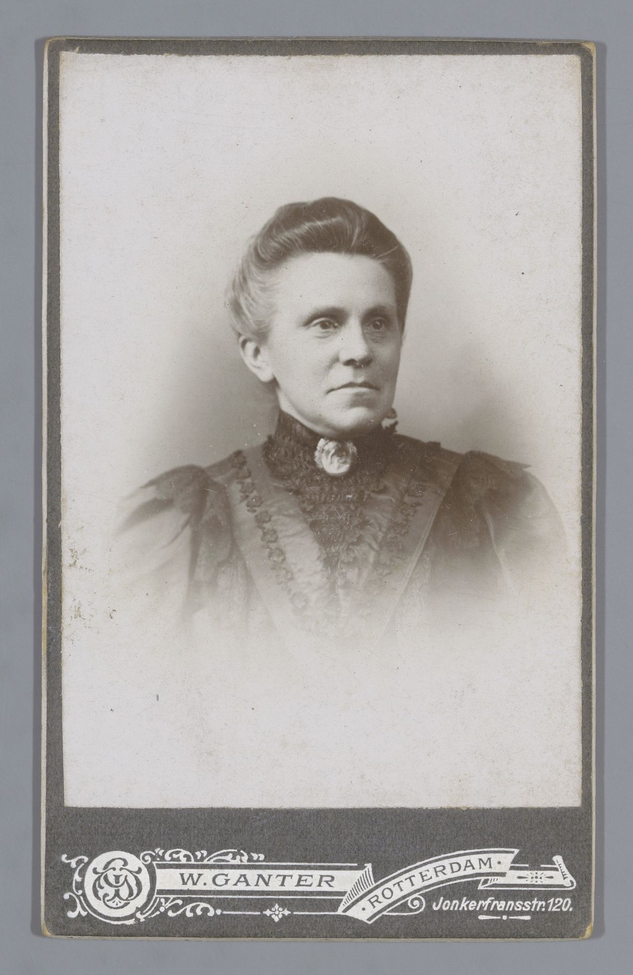 Portret van een onbekende vrouw by Willem Ganter