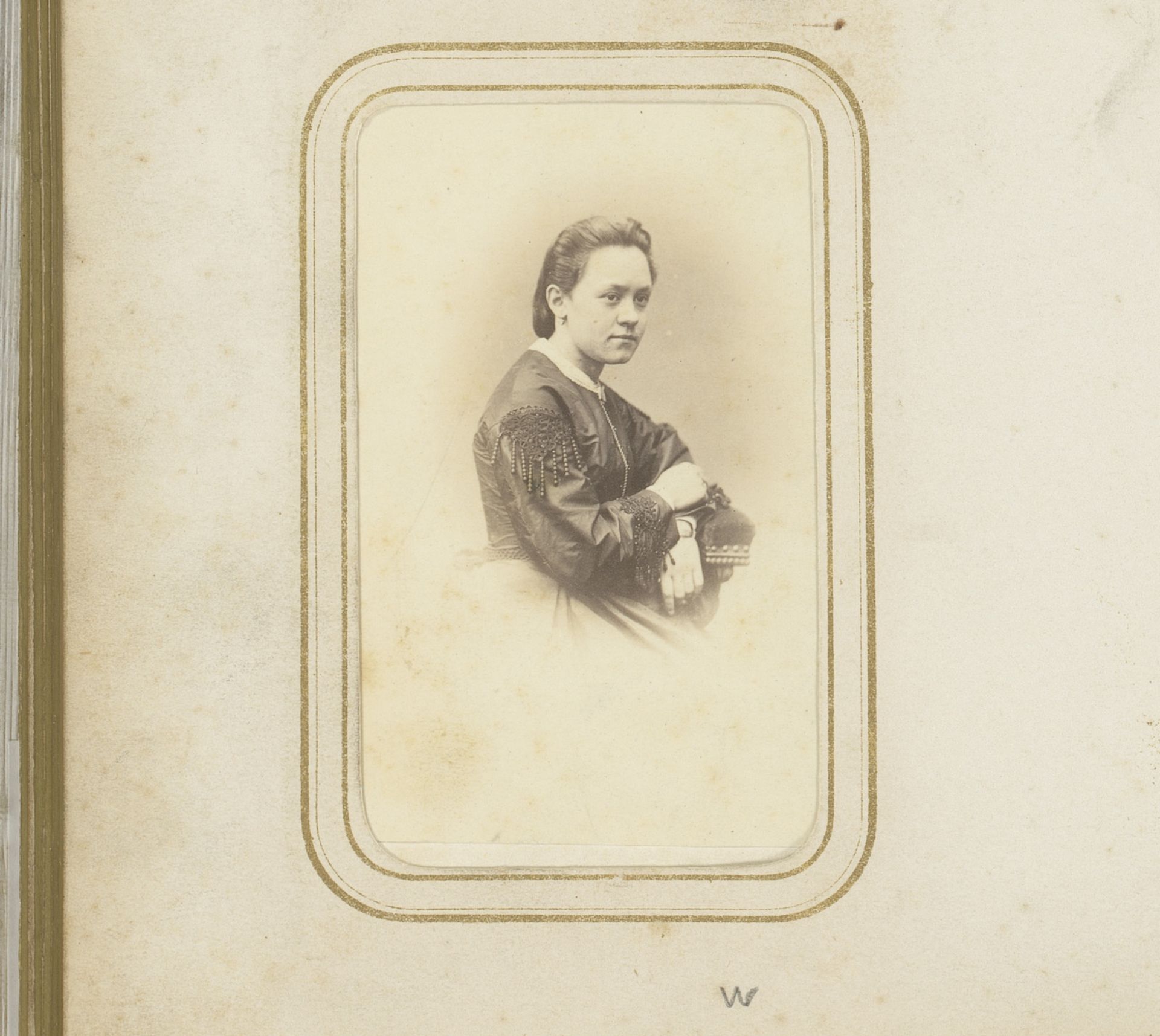 Portret van een jonge vrouw by Albert Greiner