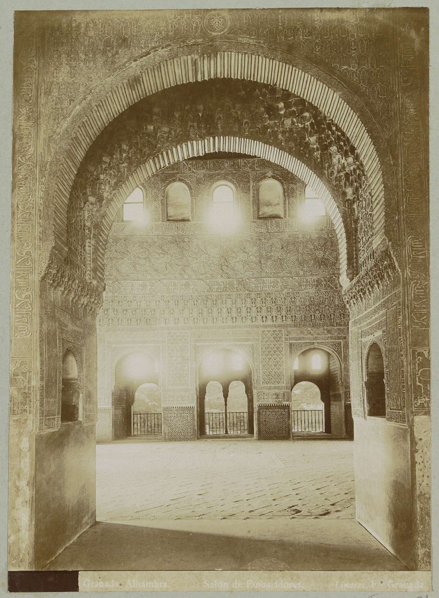 Zaal van de Ambassadeurs in het Alhambra by F. Linares